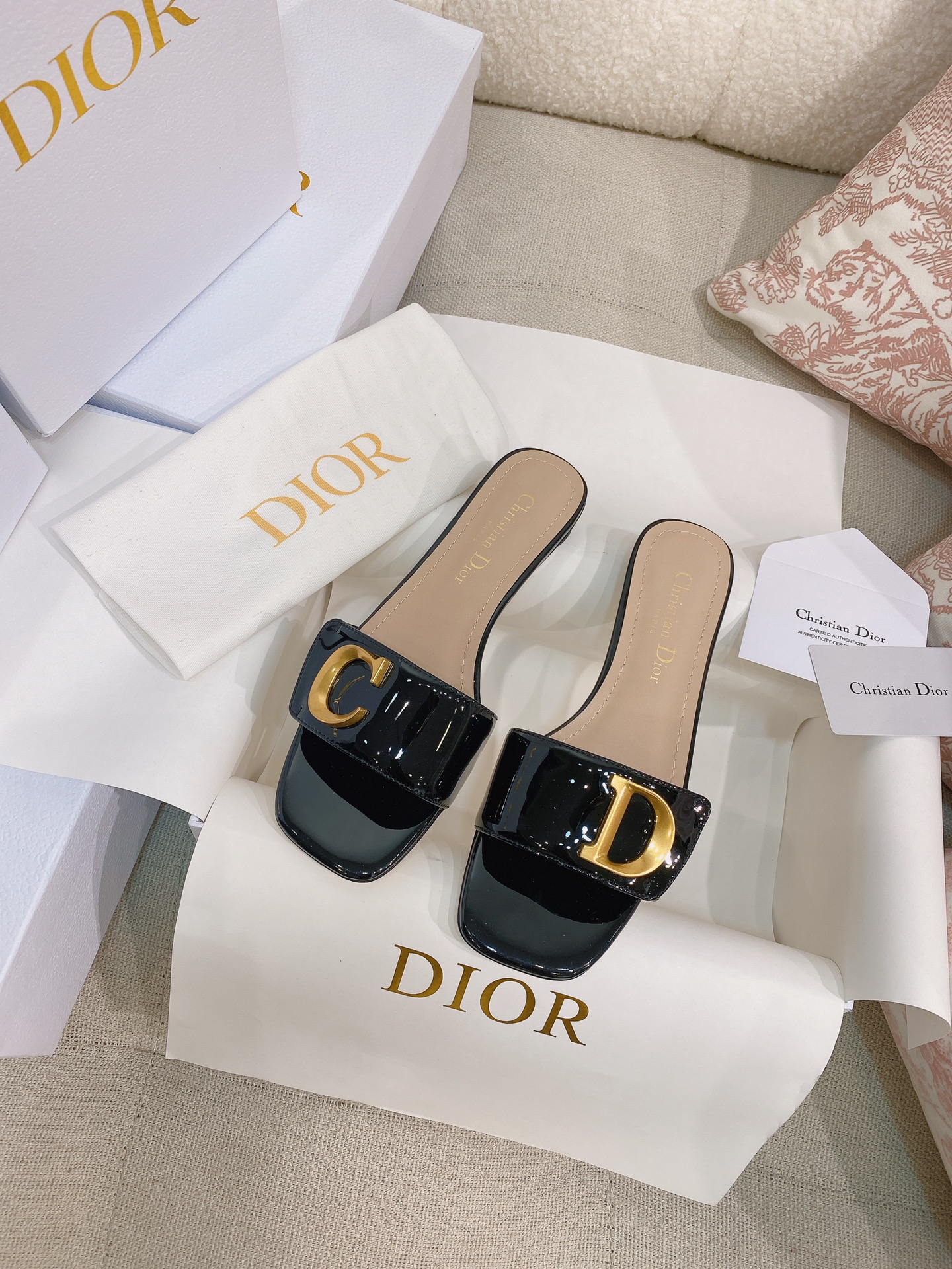 NO:253825,New [Low Heel] Cow patent leather C'EST DIO* CD one-line square-toe sandals Purchase Zp comparison customization, original version, ZP comparison and product are welcome to compare any comparison. This C'est D Jia Dijia sandals are new, elegant and fashionable. They are carefully crafted with high-quality velvet/calf patent leather, simple style, decorated with gold-finished metal C and D letters to enhance the style, inspired by CD archives. The design is elegant, and the square toe complements the 2.5 cm cylindrical heel, making the fashionable shape more refined and can add elegant temperament to all kinds of shapes. The upper is decorated with gold-finished metal C and D first letters, and the genuine leather sole is engraved with Christian D's lucky star symbol. The upper is top layer of cow patent leather/velvet inner insole sheepskin sole is full of genuine leather sole  Number of codes 35-39 (40 codes can be customized without return) Multi-color color Heel height and low heels about 2.5cm, complete high-end packaging with CD box, slippers, dior, dior, dior, slippers, sheepskin, Leather soles19860909上新【低跟款】牛漆皮C'EST DIO* CD一字方头凉拖鞋  购入Zp对比定制,原单最高版本,ZP对比做货欢迎任意对比  这款 C'est D家迪家凉拖鞋新品,优雅时尚.采用高品质丝绒/小牛漆皮精心制作,款式简约,饰以金色饰面金属 C 和 D 字母提升格调,灵感源自CD档案.设计优雅,方形鞋头与 2.5厘米圆柱形鞋跟相得益彰,令时尚的造型更加精致,可为各式造型增添高雅气质.鞋面饰以金色饰面金属 C 和 D 首字母,真皮鞋底镌刻 Christian D的幸运星符号  鞋面头层牛漆皮/丝绒 内里鞋垫绵羊皮 鞋底全真皮大底  码数35-39码（40码可定制不退换）  颜色多色  跟高低跟约2.5cm  配CD盒子全套高端包装,拖鞋,dior,dior,dior,slippers,sheepskin,Leather soles,Women's Shoes