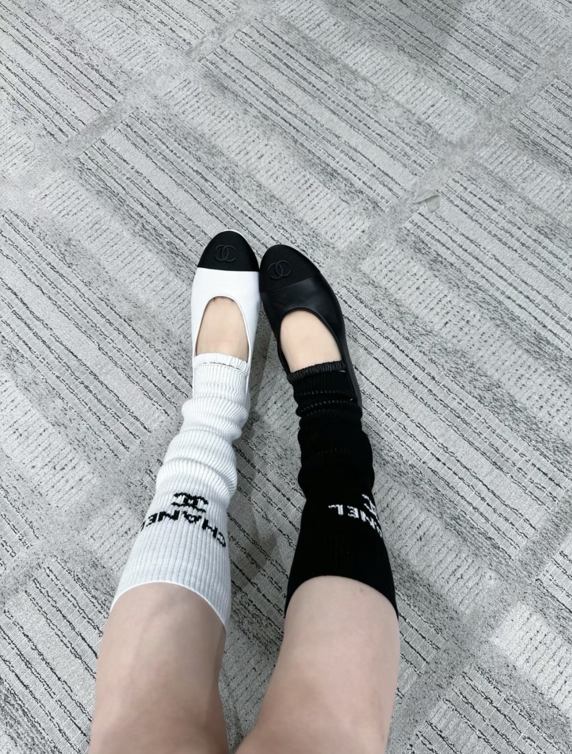 NO:232932,Super hot products~Black and white are very popular!  This Mary Jane shoe combines chic design with exquisite leather, releasing a modern style from traditional charm. Xiaoxiang double C rubber round toe flat ballet shoes, ballet shoes, mary jane19860909超级爆款～黑白色都非常受欢迎！ 这款玛丽珍鞋将别致设计与精美皮料融于一体,传统魅力中释放摩登风情. 小香双C橡筋款圆头平底芭蕾舞鞋,芭蕾舞鞋,mary jane,Women's Shoes