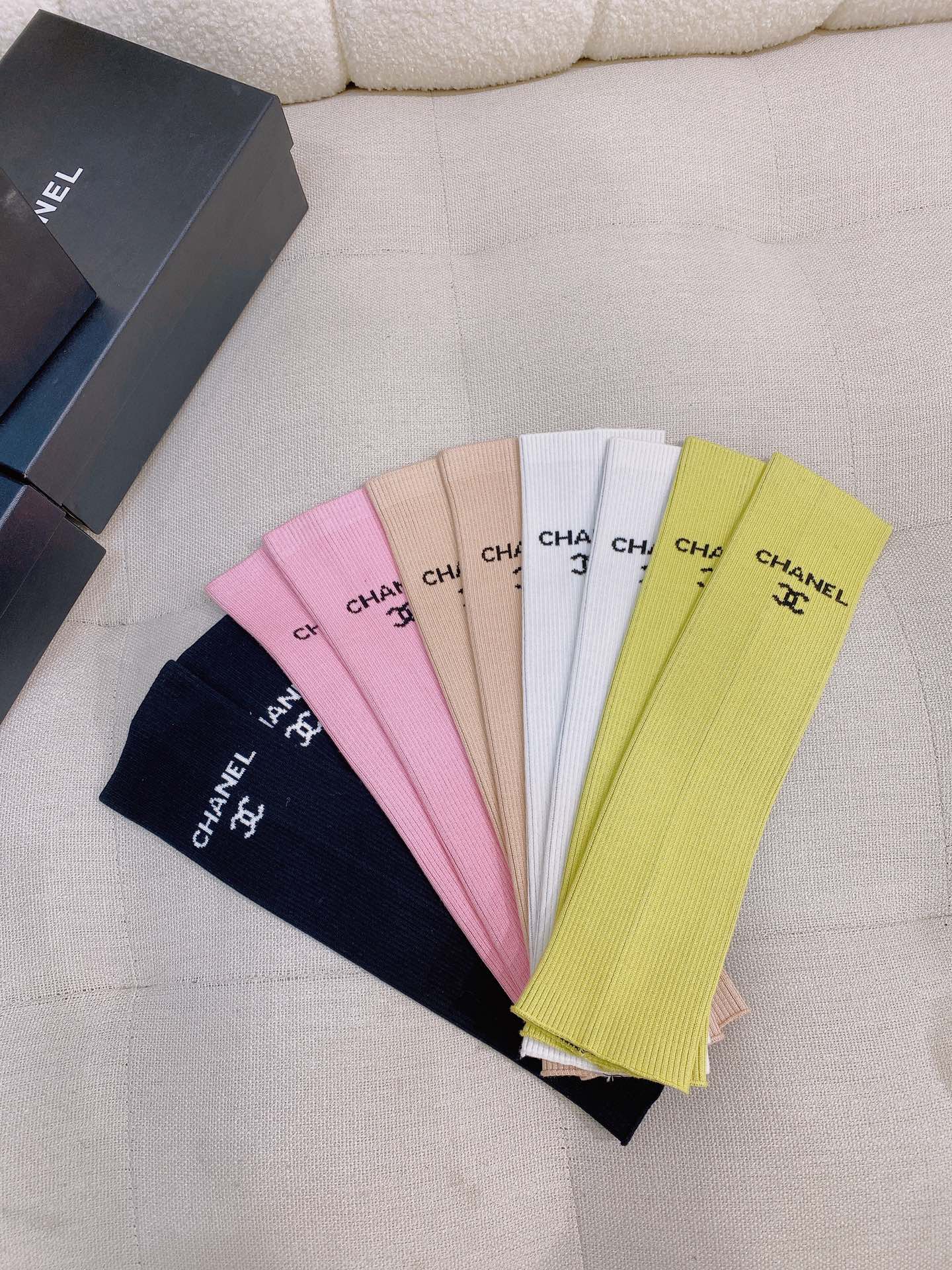 NO:232929,You can get a matching socks and match them together. Harmony contrast, elegant style and exquisite details meet this sheepskin ballet flat shoes, adding unique elements. Small fragrance flat-soled rubber round-toe double C ballet shoes, ballet shoes, flats, sheepskin19860909可配套袜套一起入手搭配 谐调对比、雅致风格与精美细节邂逅于此款羊皮芭蕾舞平底鞋,平添别致元素. 小香平底橡筋款圆头双C芭蕾舞鞋,芭蕾舞鞋,flats,sheepskin,Women's Shoes