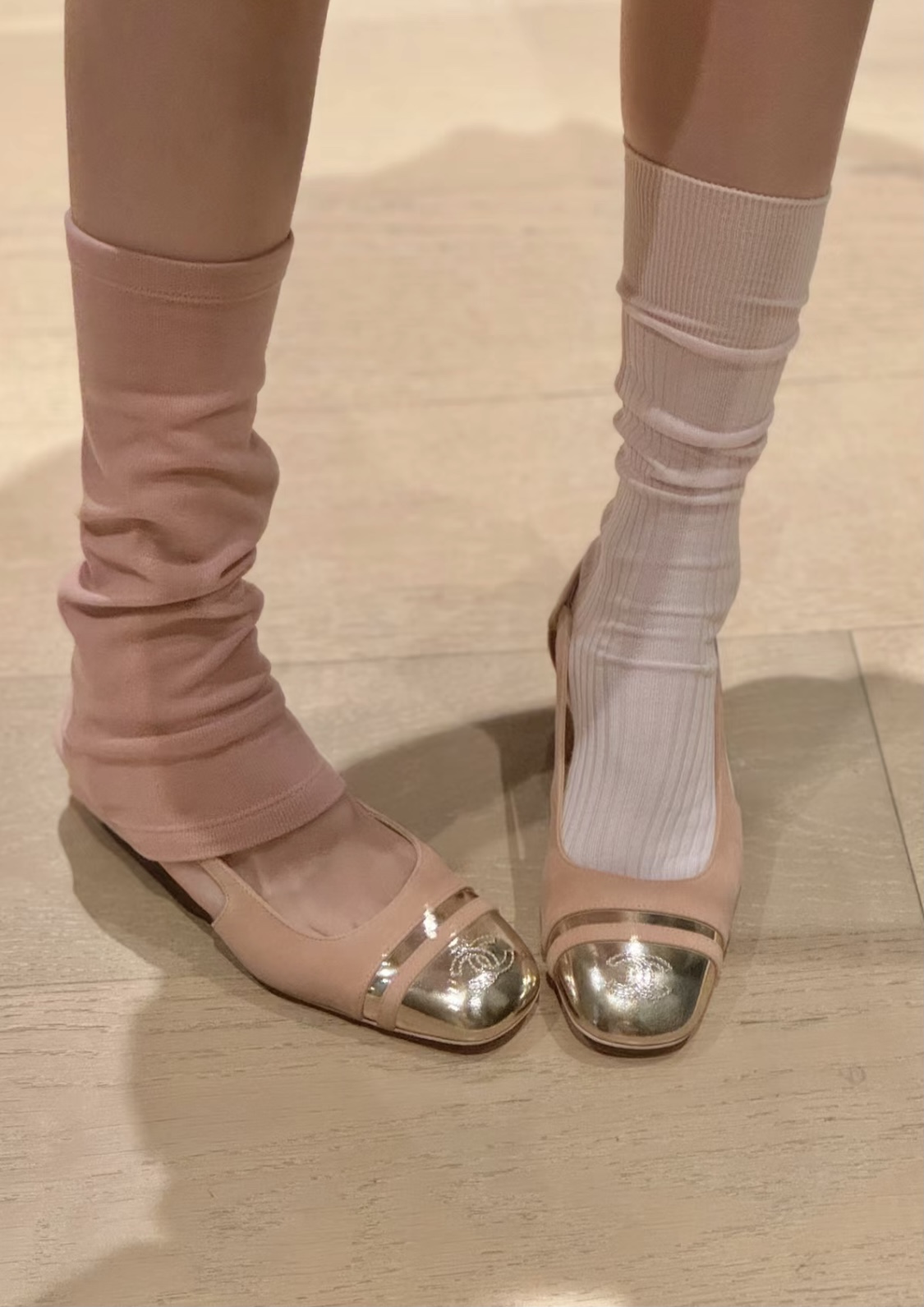 NO:264179,With socks, it perfectly presents a college style that reduces age~pink gold~black gold~silver gray. This Mary Jane shoes combines unique design with exquisite leather, releasing modern style from traditional charm. Xiaoxiang double C metal-toe suede empty sandals Slingback, sandals, sandals, mary jane, chamois leather, socks19860909配袜子完美呈现减龄学院风～粉金～黑金～银灰 这款玛丽珍鞋将别致设计与精美皮料融于一体,传统魅力中释放摩登风情. 小香双C金属头麂皮后空凉鞋Slingback,凉鞋,sandals,mary jane,chamois leather,socks,Women's Shoes