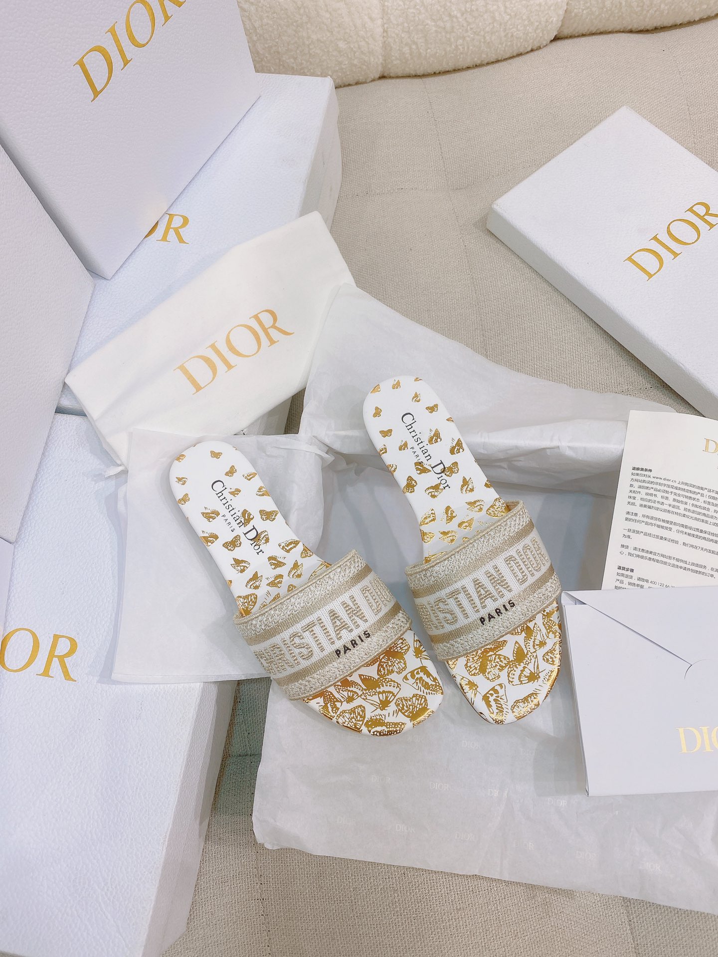 NO:264170,New CD D-way. New fashion and comfortable cotton embroidered sandal slippers. The original version is the highest, ZP comparison and welcome to compare. This Dway cotton sandals adopts a classic design and is decorated with Dio* Jardind'Hiver pattern, interpreting Mr. Dio*'s tapestry with poetic design. The upper is decorated with CHRISTIAN DIO* PARIS logo metallic gloss line embroidered, which is recognizable. The shape is simple, easy to put on and take off, and decorate the casual style. The leather fixed sole is made in Italy, engraved with the lucky star symbol of Christian Dio*. Upper cotton embroidered upper inner leather sole genuine leather outsole size 35-39 (40 sizes can be customized without return and exchange) Multi-color Heel high flat heel 1.5 cm/medium heel 5 cm  Full high-end packaging with CD box flat sole mid-heel, slippers, dior, sandals, slippers, cowhide, Leather soles19860909上新CD D-way .新款时尚舒适棉质刺绣凉鞋拖鞋  原单最高版本,ZP对比做货欢迎任意对比  这款Dway棉质凉拖采用经典设计,饰以Dio* Jardind'Hiver图案,以充满诗意的设计演绎Dio*先生的挂毯.鞋面饰以CHRISTIAN DIO* PARIS标志金属光泽线刺绣,富有辨识度.造型简约,方便穿脱,扮靓休闲型格.意大利制作真皮定型鞋底,镌刻Christian Dio*的幸运星符号.  鞋面棉质刺绣鞋面 内里牛皮内里 鞋底真皮大底  码数35-39码（40码可定制不退换）  颜色多色  跟高平跟1.5厘米/中跟5厘米  配CD盒子全套高端包装  平底 中跟,拖鞋,dior,sandals,slippers,cowhide,Leather soles,Women's Shoes