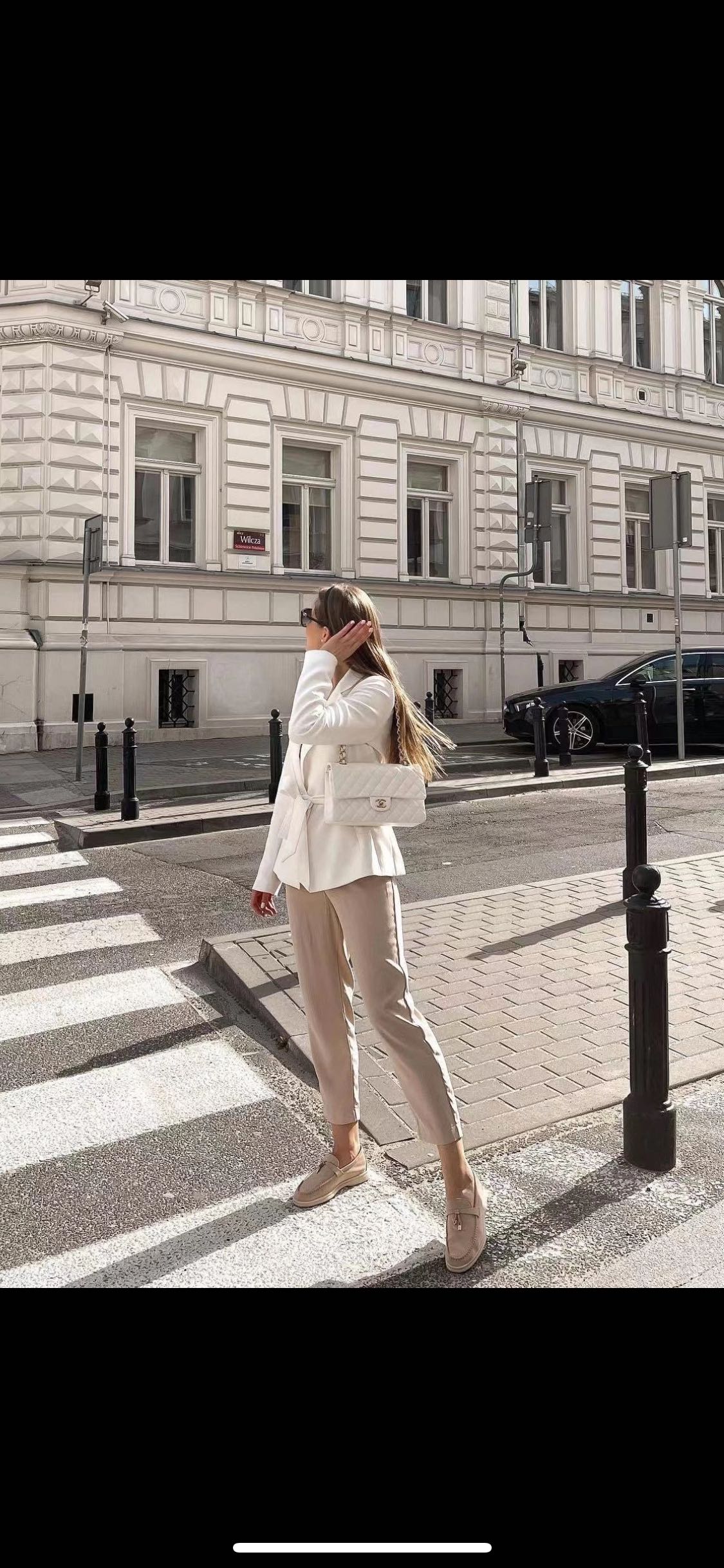 NO:253426,Sand and stone color, super hot product!  Many celebrities wear it, must-have!  L suede flat metal hanging loafers, loafers, loro piana, loafers, chamois leather19860909沙石色,超级爆款！超多明星穿,必入！ L麂皮平底金属吊扣乐福鞋,乐福鞋,loro piana,loafers,chamois leather,Women's Shoes