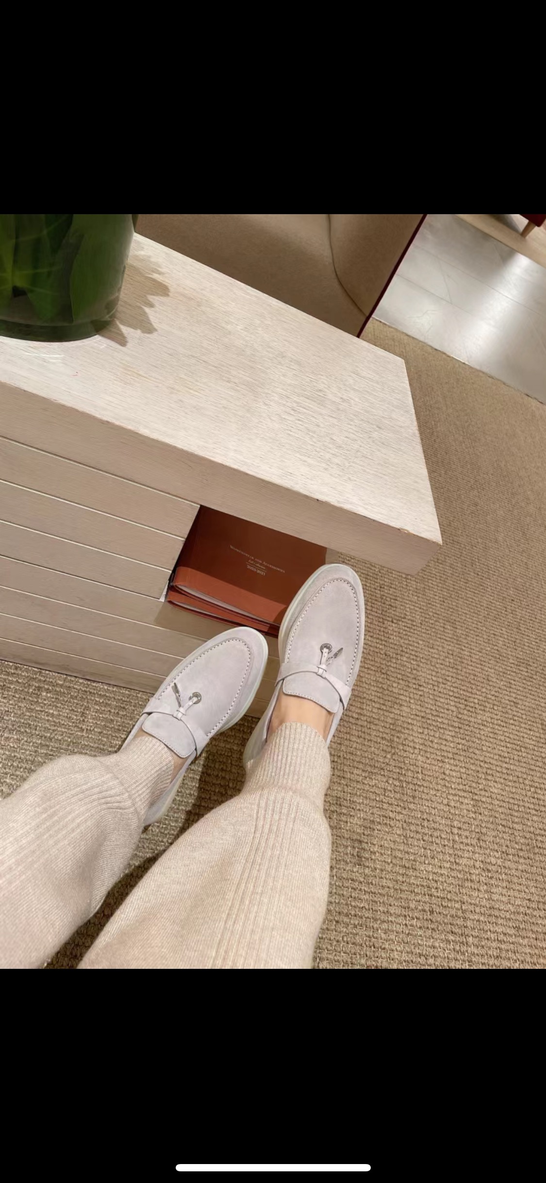 NO:253443,Pearl white, sand white, super hot product!  Many celebrities wear it, must-have!  L suede flat metal hanging loafers, loafers, loro piana, loafers, chamois leather19860909珍珠白,沙白色,超级爆款！超多明星穿,必入！ L麂皮平底金属吊扣乐福鞋,乐福鞋,loro piana,loafers,chamois leather,Women's Shoes