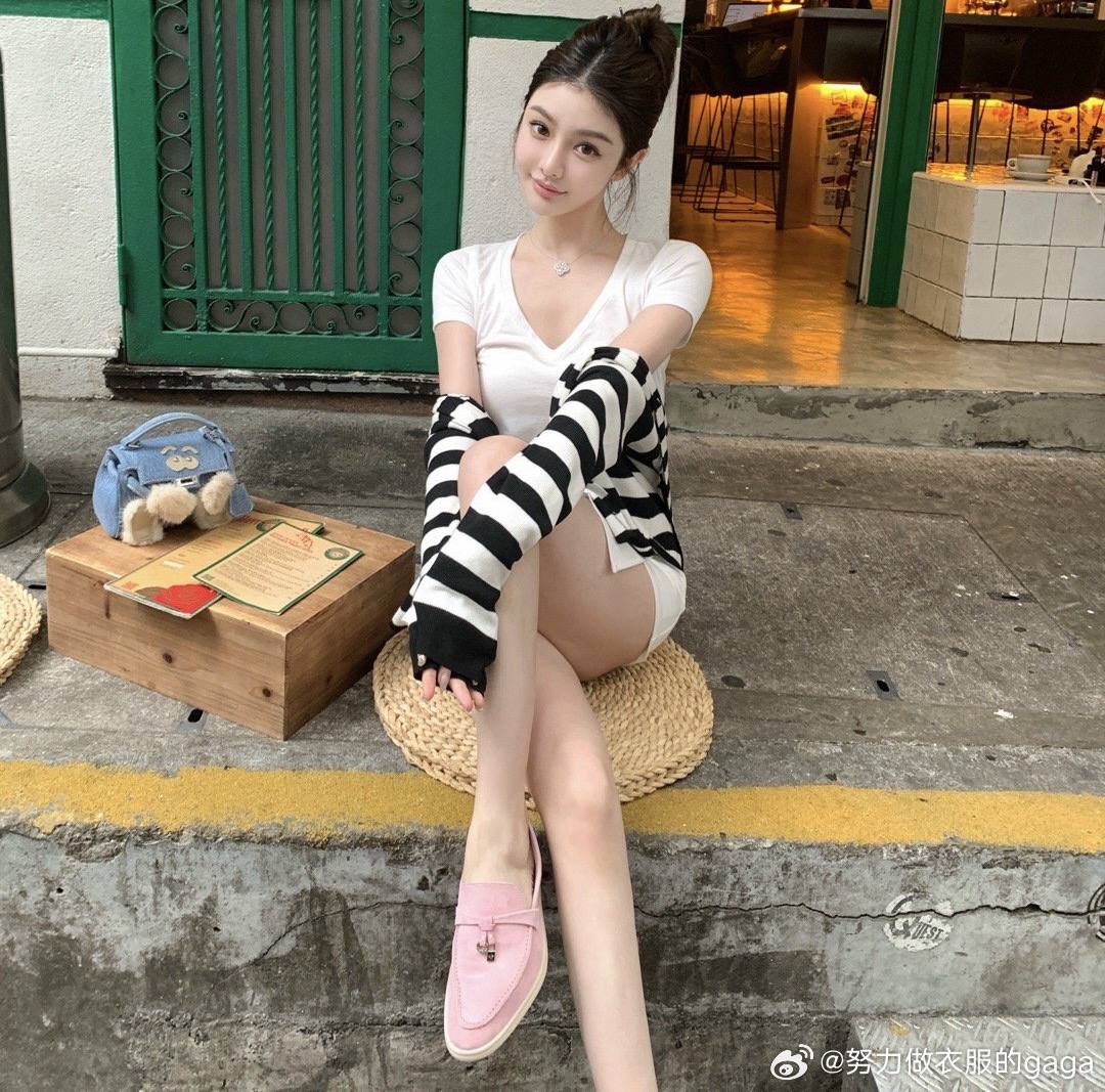 NO:253418,Pink, super hot!  Many celebrities wear it, must-have!  L suede flat metal hanging loafers, loafers, loro piana, loafers, chamois leather19860909粉色,超级爆款！超多明星穿,必入！ L麂皮平底金属吊扣乐福鞋,乐福鞋,loro piana,loafers,chamois leather,Women's Shoes