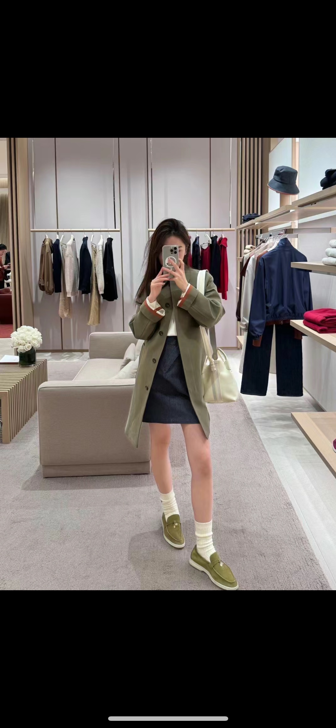 NO:253402,Matcha green, pearl white, sand white, super hot product!  Many celebrities wear it, must-have!  L suede flat metal hanging loafers, loafers, loro piana, loafers, chamois leather19860909抹茶绿,珍珠白,沙白色,超级爆款！超多明星穿,必入！ L麂皮平底金属吊扣乐福鞋,乐福鞋,loro piana,loafers,chamois leather,Women's Shoes