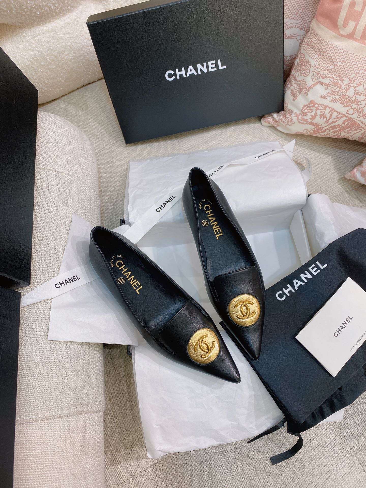 NO:232925,New Chane* Coco Xiaoxiang Vintage medium-sized sheepskin color-blocked pointed toe copper buckle flat heel flat-sole single shoes for women. The top-grade upper in spring and summer is made of sheepskin, with side-to-side details shaping a timeless appearance. Modern pointed toe style, embellishing the brand's iconic copper buckle logo, showing the charming charm of women 1.5 cm low-heeled style. The final design is comfortable and easy to wear, without losing the sense of exquisiteness. Whether it is to create daily or special style, it is ideal, allowing you to exude personalized and fashionable charm step by step. Upper material is imported mixed-type comfortable lambskin. Inner water-dyed goatskin inner footbed, inner marking font is consistently authentic. Outsole imported Italian leather outsole. Size 35-39 (40 can be customized without return or exchange) Multi-color color  With small incense top high-end ribbon, full packaging., single shoes, chanel, sheepskin, Leather soles19860909上新Chane* Coco小香Vintage中古羊皮拼色尖头铜扣平跟平底单鞋女鞋 春夏新品顶级版鞋面采用绵羊皮,侧身交错细节塑造隽永外型.摩登尖头款式,点缀品牌标志性铜扣徽标,展示女性迷人魅力1.5厘米低跟提升格调.最终的设计既舒适易穿,又不失精致感,无论是打造日常造型或特别造型,它都是理想之选,让您步步散发个性时尚魅力.  鞋面材质进口混种舒适小羊皮 内里水染山羊皮内里垫脚、内里标码字体一致正品 大底进口意大利真皮大底  码数35-39码（40可定制不退不换）  颜色多色  配小香顶级高端丝带、全套包装.,单鞋,chanel,sheepskin,Leather soles,Women's Shoes