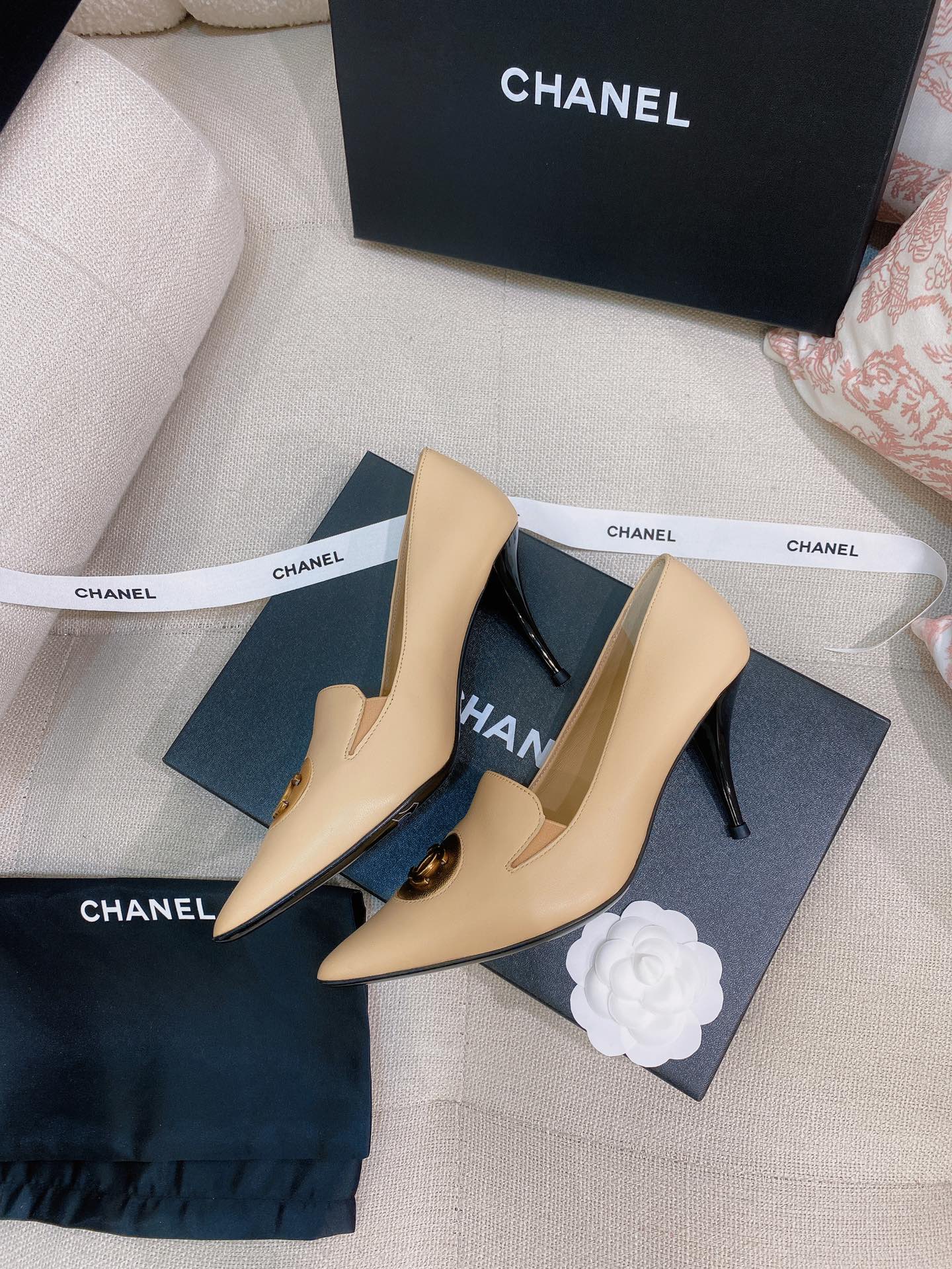 NO:232939,New Chane* Coco Xiaoxiang Vintage medium-sized sheepskin color-blocked pointed toe copper button high heel single shoes for women. The top-grade upper in spring and summer is made of sheepskin, with side-to-side details shaping a timeless appearance. Modern pointed toe style, embellishing the brand's iconic copper button logo, showing the charming charm of women 8 cm high heels. The final design is comfortable and easy to wear, without losing the sense of exquisiteness. Whether it is to create daily or special style, it is ideal, allowing you to exude personalized and fashionable charm step by step. The upper material is imported mixed-type comfortable lambskin. The inner water-dyed goatskin inner footbed, the inner marking font is consistently authentic. The sole imported Italian leather outsole. The size is 35-39 (40 can be customized without return or exchange) Multi-color color  With small incense top high-end ribbon, full packaging., single shoes, chanel, sheepskin, Leather soles19860909上新Chane* Coco小香Vintage中古羊皮拼色尖头铜扣高跟单鞋女鞋 春夏新品顶级版鞋面采用绵羊皮,侧身交错细节塑造隽永外型.摩登尖头款式,点缀品牌标志性铜扣徽标,展示女性迷人魅力8厘米高跟提升格调.最终的设计既舒适易穿,又不失精致感,无论是打造日常造型或特别造型,它都是理想之选,让您步步散发个性时尚魅力.  鞋面材质进口混种舒适小羊皮 内里水染山羊皮内里垫脚、内里标码字体一致正品 大底进口意大利真皮大底  码数35-39码（40可定制不退不换）  颜色多色  配小香顶级高端丝带、全套包装.,单鞋,chanel,sheepskin,Leather soles,Women's Shoes