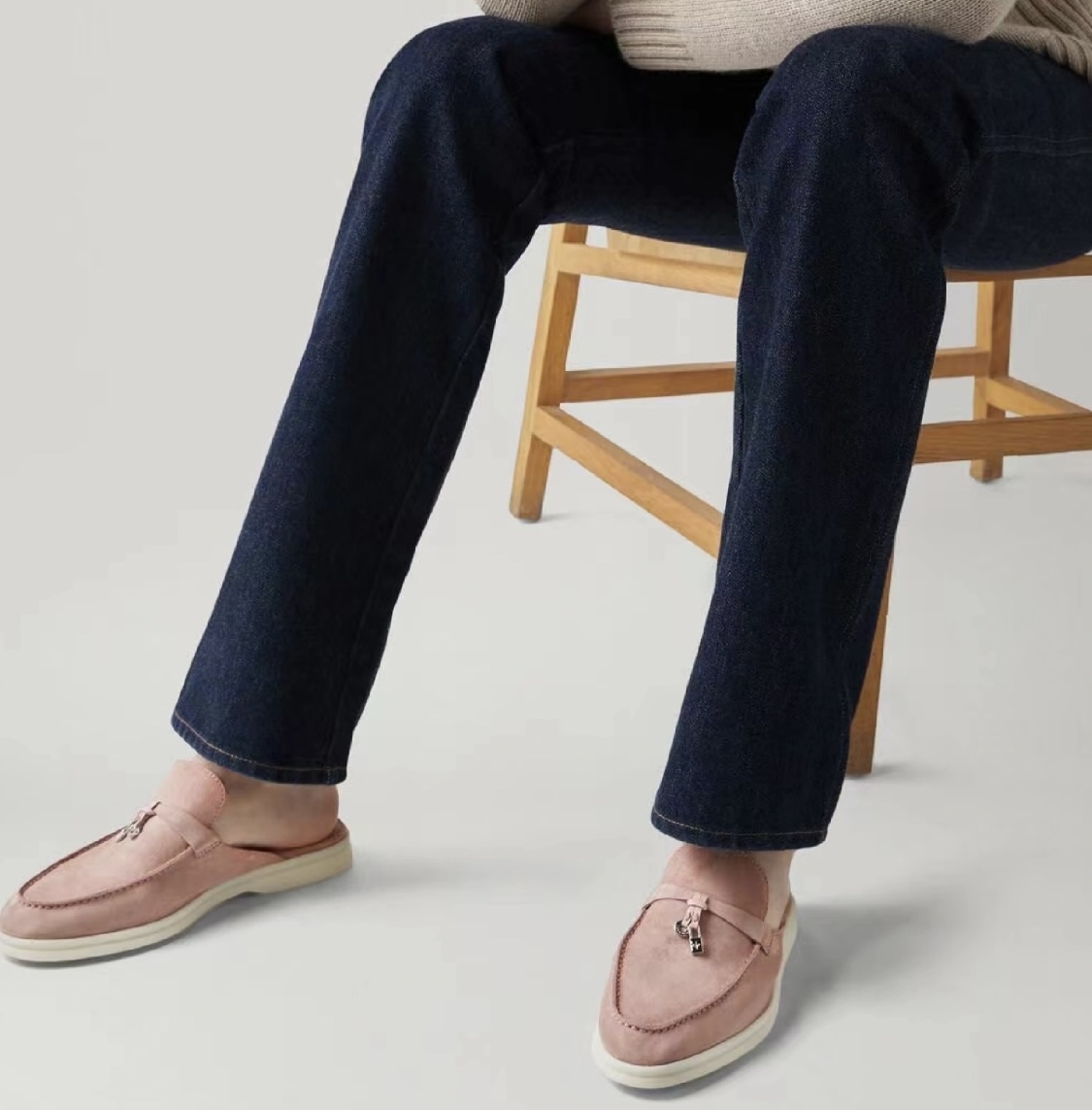 NO:253456,Peach powder is also very popular~ L suede flat metal hanging buckle half slippers, loro piana, loafers, slippers, chamois leather19860909蜜桃粉也非常受欢迎～ L麂皮平底金属吊扣包头半拖鞋,乐福鞋,loro piana,loafers,slippers,chamois leather,Women's Shoes