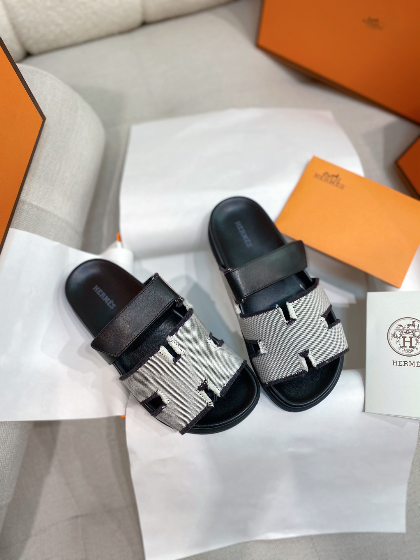 NO:253514,New Herme* H Home New Aima*chypre Second Aunt Shoes H-type Velcro Flat Sandal Slippers Purchase ZP, top-quality original quality, the highest version on the market, batch, imported upper, palm-pad cowhide leather/goat leather, footbed mixed sheepskin, original molded sole. Get what you pay for, real materials, whether it is leather, last, sole, craftsmanship, they are the same as ZP. Various genuine leather cut geometric H-shaped, design upper exudes elegant charm. Leather functional sandals, paired with ergonomic rubber sole and adjustable straps, are suitable for different foot types, and feel comfortable to wear. Simple and smooth design, creating a comfortable and casual look. Size35-39 size (40 can be customized without return or exchange) Multi-color color  With H full set of high-end packaging, slippers, hermes, hermes, sandals, slippers, cowhide, sheepskin19860909上新Herme* H家新款爱马*chypre二舅鞋H型魔术贴平底凉鞋拖鞋 ZP购入,顶级原单品质,市面最高版本,批 鞋面进口头层手掌纹牛皮/山羊皮,垫脚混种羊皮,原版开模大底.一分钱一分货,真材实料,无论是皮料、楦型、鞋底、工艺,都跟ZP一致 各色真皮裁切几何H型,设计鞋面,散发优雅魅力.真皮机能风凉鞋,搭配人体工学橡胶鞋底和可调节袢带,适合不同脚型,穿着倍感舒适.设计简约流畅,打造舒适休闲造型.  Size35-39码（40可定制不退不换）  颜色多色  配H全套高端包装,拖鞋,hermes,hermes,sandals,slippers,cowhide,sheepskin,Women's Shoes