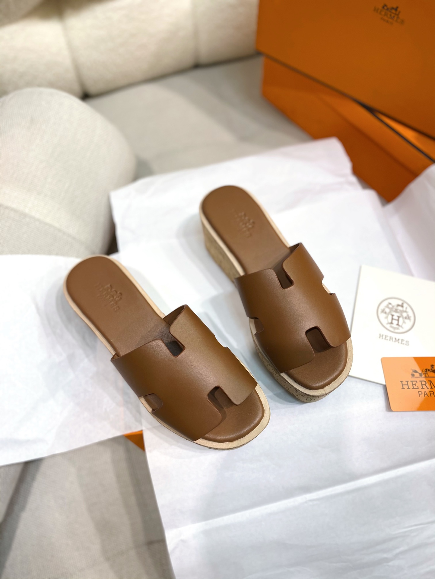 NO:253345,The exclusive and exclusive Herme* official website. The cabinet is equipped with H-shaped cowhide wood bran bottom thick-soled sponge cake high-heeled slippers. Exclusive H-home shoes. New products~ The real original version is purchased, and you are not allowed to look at the pictures to make products!  The super easy-to-wear sponge slippers, which can be worn by the feet to increase the height by 7cm in seconds, and it is also very friendly to friends who can't wear high heels. The sponge sole is a perfect sponge sole, which makes it look taller and slimmer. All the raw materials and production processes of the shoes are customized according to YB. The upper is made of original cowhide, the insole is fixed-dyed sheepskin, and the sole is geared rubber sole, which is wear-resistant and anti-slip effect has improved several levels. Calfskin sandals, 