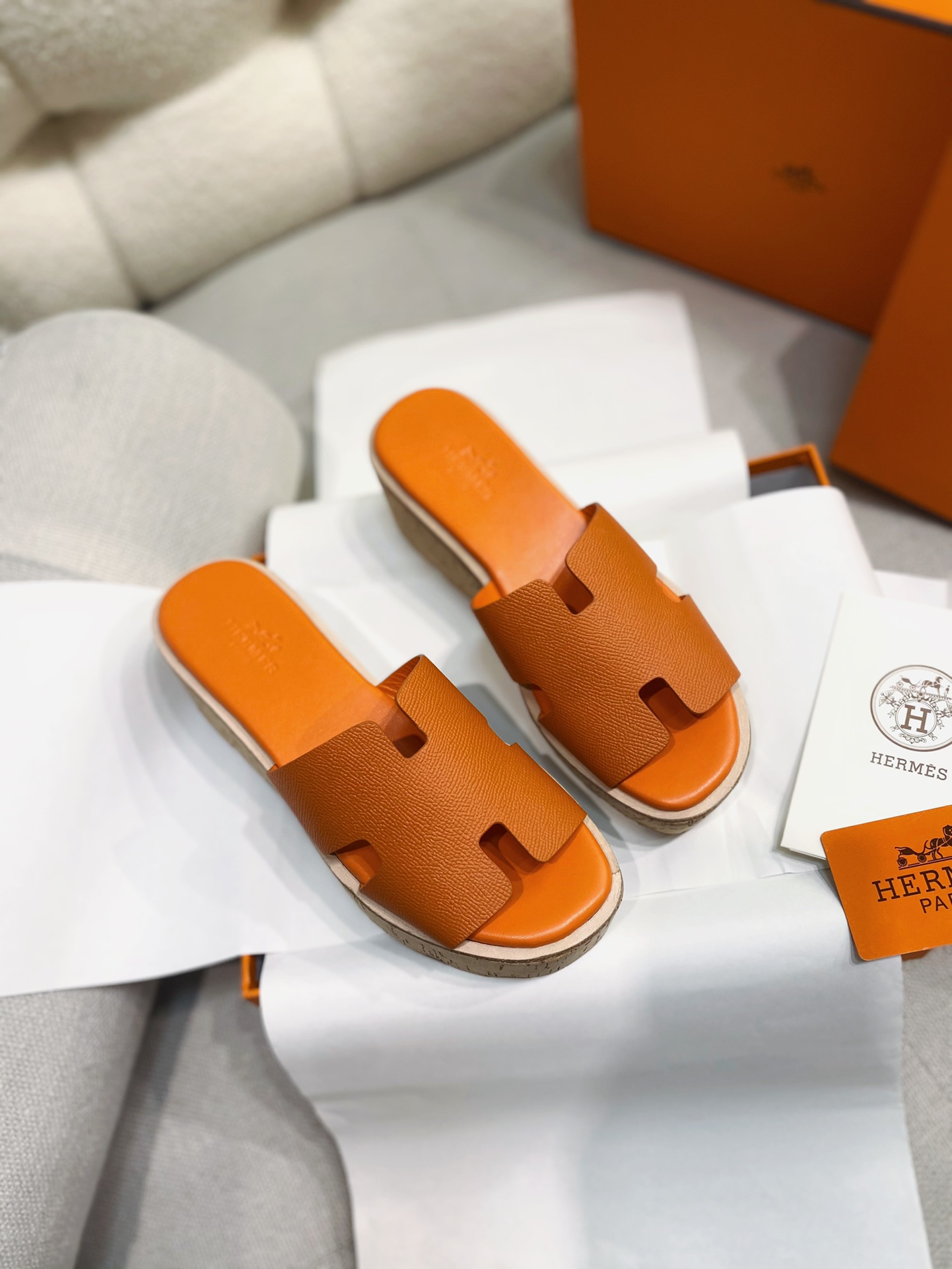 NO:253303,The exclusive and exclusive Herme* official website. The cabinet is equipped with H-shaped cowhide wood bran bottom thick-soled sponge cake high-heeled slippers. Exclusive H-home shoes. New products~ The real original version is purchased, and you are not allowed to look at the pictures to make products!  The super easy-to-wear sponge slippers, which can be worn by the feet to increase the height by 7cm in seconds, and it is also very friendly to friends who can't wear high heels. The sponge sole is a perfect sponge sole, which makes it look taller and slimmer. All the raw materials and production processes of the shoes are customized according to YB. The upper is made of original cowhide, the insole is fixed-dyed sheepskin, and the sole is geared rubber sole, which is wear-resistant and anti-slip effect has improved several levels. Calfskin sandals, 