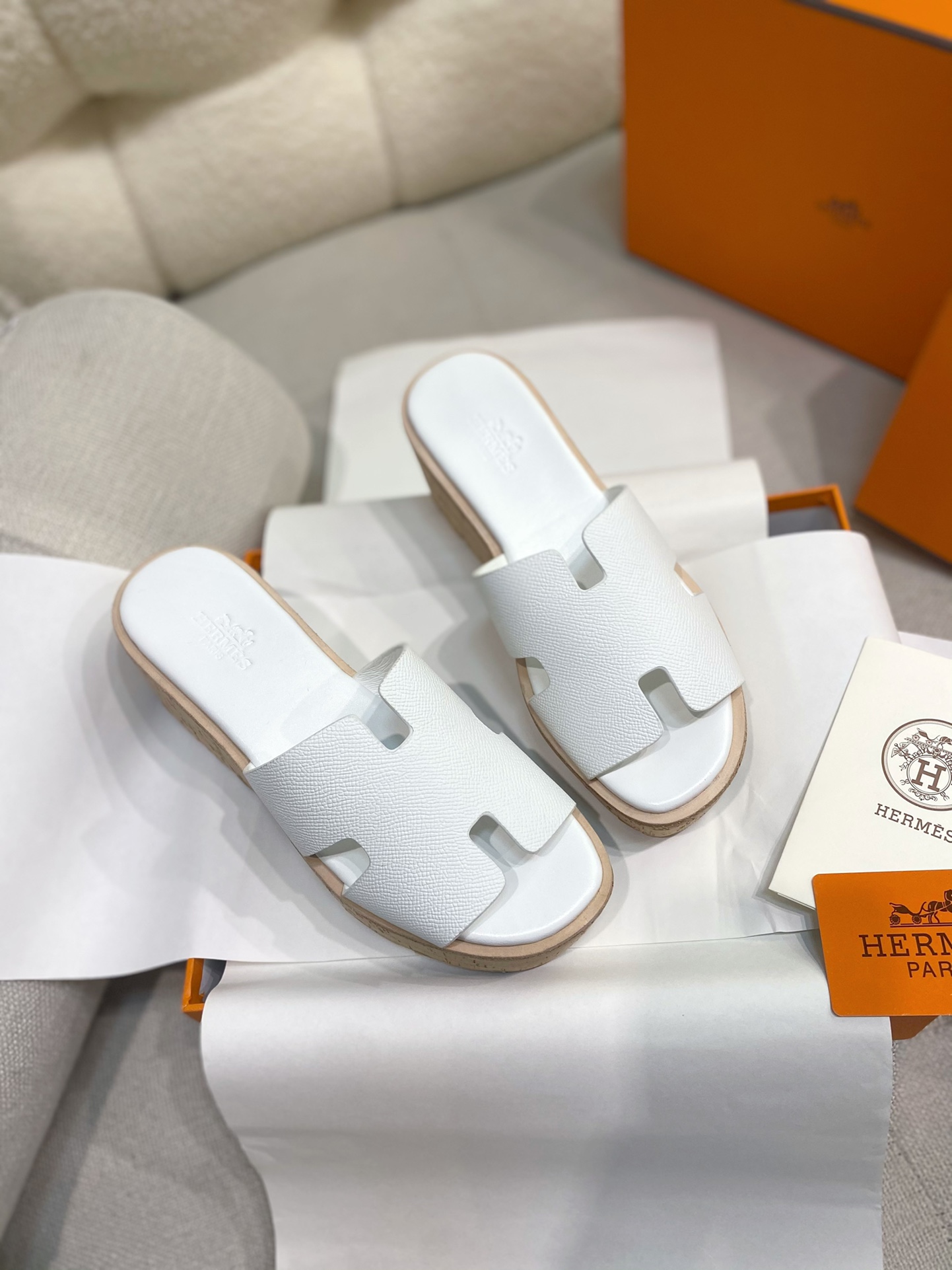 NO:253315,The exclusive and exclusive Herme* official website. The cabinet is equipped with H-shaped cowhide wood bran bottom thick-soled sponge cake high-heeled slippers. Exclusive H-home shoes. New products~ The real original version is purchased, and you are not allowed to look at the pictures to make products!  The super easy-to-wear sponge slippers, which can be worn by the feet to increase the height by 7cm in seconds, and it is also very friendly to friends who can't wear high heels. The sponge sole is a perfect sponge sole, which makes it look taller and slimmer. All the raw materials and production processes of the shoes are customized according to YB. The upper is made of original cowhide, the insole is fixed-dyed sheepskin, and the sole is geared rubber sole, which is wear-resistant and anti-slip effect has improved several levels. Calfskin sandals, 