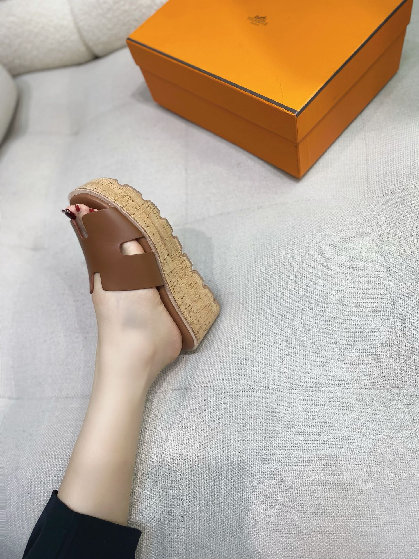 NO:253350,【Golden-brown silk cowhide】Practical shot of the foot on H-shaped cowhide wood bran bottom thick sole sponge cake high heel slippers, slippers, slippers, cowhide19860909【金棕色丝绸牛皮】上脚实拍  H家H型牛皮木糠底厚底松糕高跟拖鞋,拖鞋,slippers,cowhide,Women's Shoes