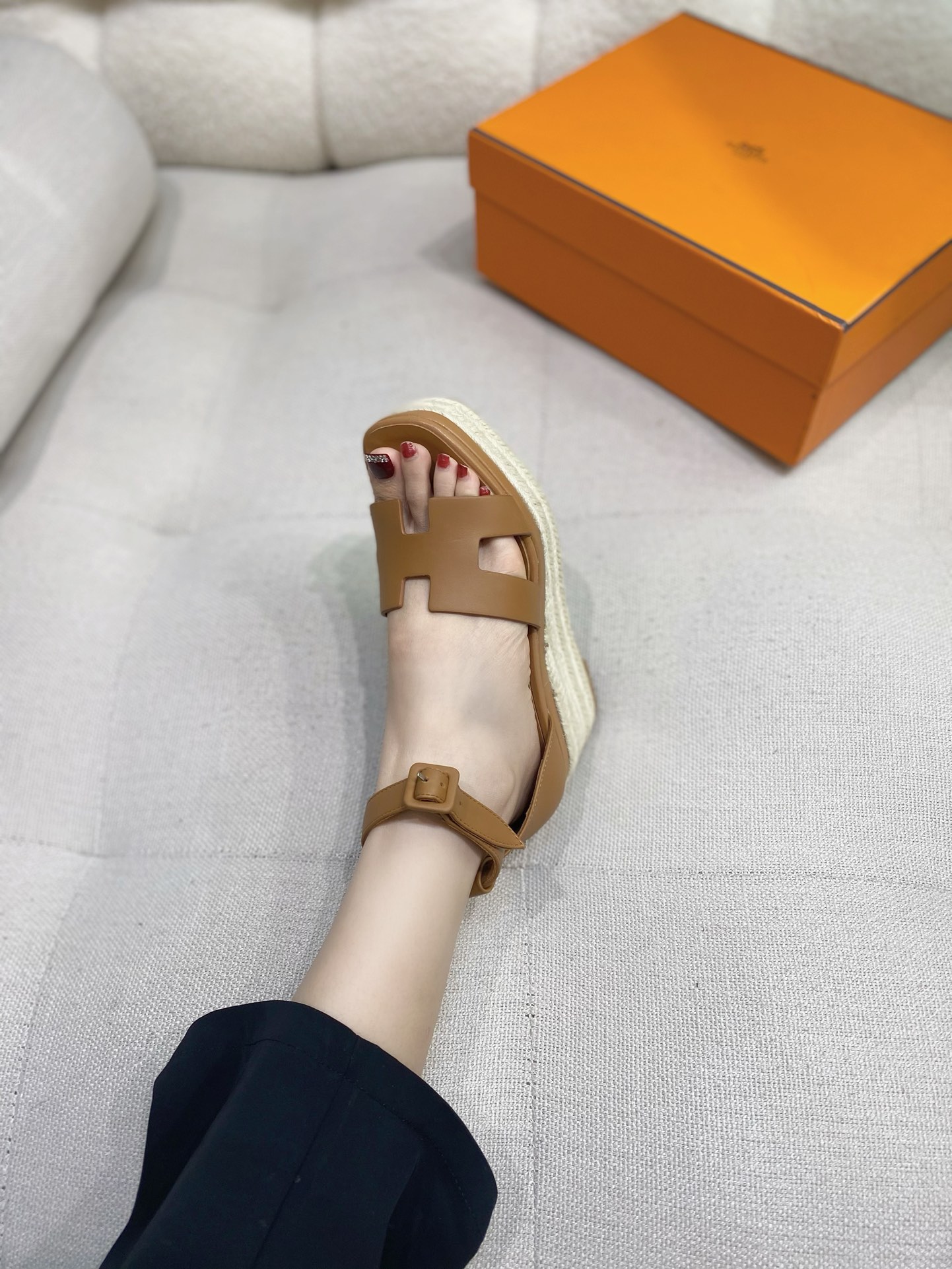 NO:253370,【Sandalwood Silk Cowhide】Practical shot of the foot on H-shaped H-shaped Elda palm-print cowhide thick-soled sponge cake shoes High-heeled sandals Heat sole shoes, sandals, sandals, espadrilles, cowhide19860909【檀香木色丝绸牛皮】上脚实拍 H家H型Elda手掌纹牛皮草编厚底松糕鞋 高跟凉鞋 麻底鞋,凉鞋,sandals,espadrilles,cowhide,Women's Shoes
