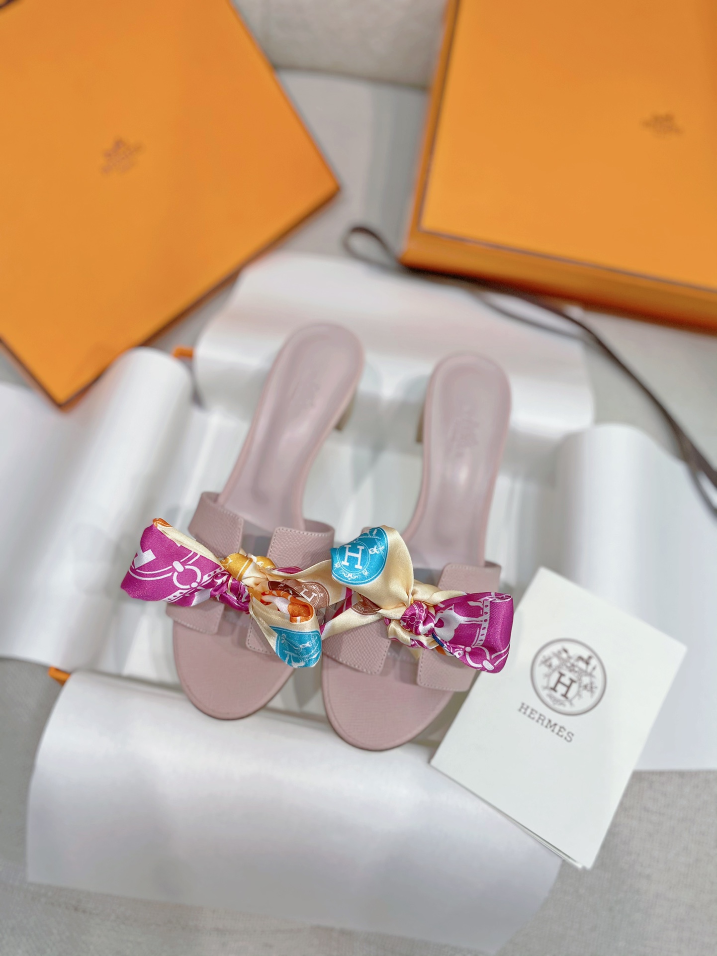 NO:253560,The new H brand [Ceramic Powder] official website synchronizes the H-type classic Oasis series mid-heel sandals. The top-notch original quality on the market, purchased ZP and revised it many times. The mid-heel series styles are upgraded every year. The classic 