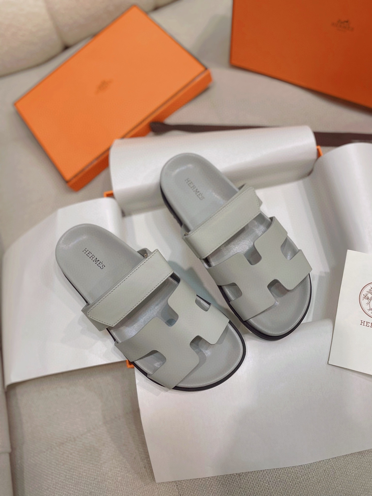 NO:253520,New [Drawings beige gray] Herme* H Home New Aima*chypre Erjiu Shoes H-type Velcro Flat Sandal Slippers ZP Buy, Top-grade original single quality, the highest version on the market, batch, imported upper, palm-pad cowhide leather/goat leather, footbed mixed sheepskin, original mold open-molded sole. Get what you pay for, real materials, whether it is leather, last, sole, craftsmanship, they are the same as ZP. Various genuine leather cut geometric H-shaped, design upper exudes elegance and charm. Leather functional sandals, paired with ergonomic rubber sole and adjustable straps, are suitable for different foot types, and feel comfortable to wear. The design is simple and smooth, creating a comfortable and casual look. Size35-39 size (40 can be customized without return or exchange) Color latest drawing beige gray  With H full set of high-end packaging, slippers, hermes, hermes, sandals, slippers, cowhide, sheepskin19860909上新【图纸米灰色】Herme* H家新款爱马*chypre二舅鞋H型魔术贴平底凉鞋拖鞋 ZP购入,顶级原单品质,市面最高版本,批 鞋面进口头层手掌纹牛皮/山羊皮,垫脚混种羊皮,原版开模大底.一分钱一分货,真材实料,无论是皮料、楦型、鞋底、工艺,都跟ZP一致 各色真皮裁切几何H型,设计鞋面,散发优雅魅力.真皮机能风凉鞋,搭配人体工学橡胶鞋底和可调节袢带,适合不同脚型,穿着倍感舒适.设计简约流畅,打造舒适休闲造型.  Size35-39码（40可定制不退不换）  颜色最新图纸米灰色  配H全套高端包装,拖鞋,hermes,hermes,sandals,slippers,cowhide,sheepskin,Women's Shoes