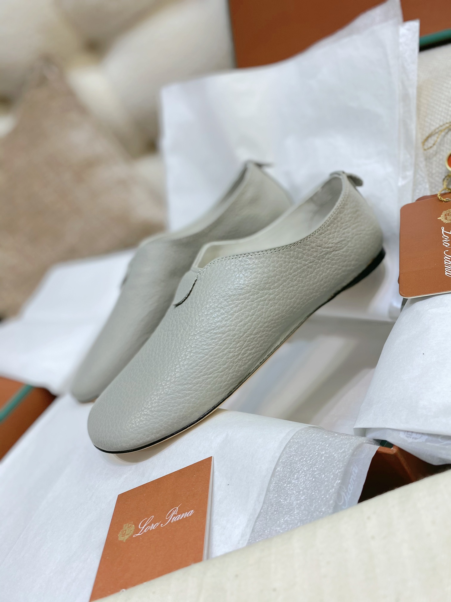 NO:232919,New Loro Piana Open Walk Women's soft glutinous Berkens shoes Mocasin single shoes Top purchasing agent version customizes ZP, top version on the market Nouo Pianya is popular all-net lightweight single shoes ~ New Floaty flat-soled mocasin shoes are made of soft, breathable and elastic head-layer cowhide, and their unique grain patterns add visual charm. Light and lined with soles, bringing a comfortable experience, whether it is home leisure or going out, it can show a low-key luxury style. Paired with casual items, create a weekend fashionable look. Not picky foot shape, low-key luxury. Multi-color √ Top-layer calfskin on the upper √ Inner insole sheepskin √ The sole is the best version~ Imported fixed leather outsole Size size 35-39 (40 size custom made without return) with LP full set packaging, loafers, loro  piana, loro piana, loafers, cowhide, sheepskin, Leather soles19860909上新 Loro Piana Open Walk 女士软糯勃肯鞋莫卡辛单鞋   顶级代购版对ZP定制,市面顶级版本  诺悠翩雅火爆全网轻便单鞋  ～新款Floaty平底莫卡辛鞋采用柔软、透气且富有弹性的头层牛皮制作,其别致粒纹更添视觉魅力.轻盈加衬鞋底,带来舒适体验,无论是居家休闲还是外出办事,都能彰显低调奢华风范.搭配休闲单品,打造周末时尚造型.  不挑剔脚型,低调奢华.   颜色多色   √鞋面头层小牛皮   √内里鞋垫绵羊皮   √鞋底认准最好版本～进口定型真皮大底   Size 35-39码（40码定做不退换）   配LP全套包装,乐福鞋,loro piana,loro piana,loafers,cowhide,sheepskin,Leather soles,Women's Shoes
