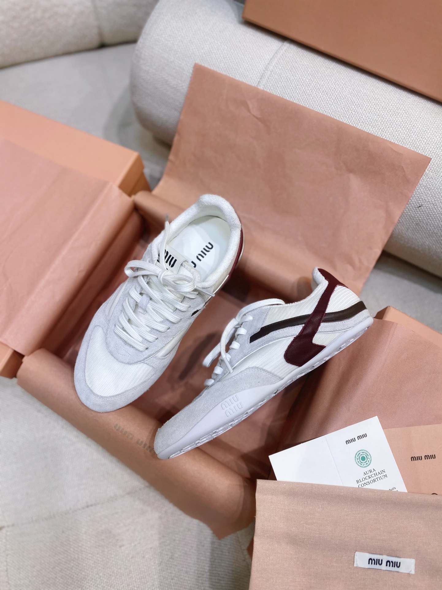 NO:232907,The new Miu Miu 25 spring and summer show new retro college-style sports shoes and moral training shoes. The top-level original version on the market, ZP comparison, all details are consistent with the cabinet, including upper leather material, insole inner lining material, engraved logo, sole material, last shoe shape, shoe box packaging, all of which are top-notch versions. Please distinguish them from the low version market goods. Mi* Mi* and NB jointly signed cooperation series are very successful sports shoes items in recent years. This season continues this style and launches exclusive styles. The biggest highlight is its unignorable lightness. Lightweight materials and special craftsmanship ensure that the shoes are breathable and skin-friendly. Simple lines outline classic contours, becoming a versatile artifact in the wardrobe. Lightweight soles combined with cushioning design, bold color matching reveals personality style, adding infinite glory to every step of your upper lightweight fabric with suede leather. Outsole geometric rubber soles  Size35-39 (40 custom made without return) Multi-color color with Miu full high-end packaging, casual shoes/sports shoes, miumiu, sneakers, cowhide19860909上新Miu 缪.缪25春夏秀场新款复古学院风运动鞋德训鞋 市面顶级原单版,ZP对比做货,所有细节都跟柜上一致包括鞋面皮料,鞋垫内里皮料、刻印logo,鞋底材质,楦头鞋型,鞋盒包装,都是顶级版请区别于low版市场货 Mi* Mi*和NB联名合作系列是近几年非常成功的运动鞋单品,本季延续该风格推出专属款式,最大亮点便是其令人难以忽视的轻便性,轻质材料加上特殊工艺处理,确保鞋子透气亲肤,简约线条勾勒经典轮廓,成为衣橱中的百搭神器,轻薄鞋底结合缓震设计,大胆配色展露个性风采,为您的每一步增添无限光彩 鞋面轻质织物配绒面牛皮 大底几何橡胶大底 Size35-39 (40定做不退换） 颜色多色 配Miu全套高端包装,休闲鞋/运动鞋,miumiu,sneakers,cowhide,Women's Shoes