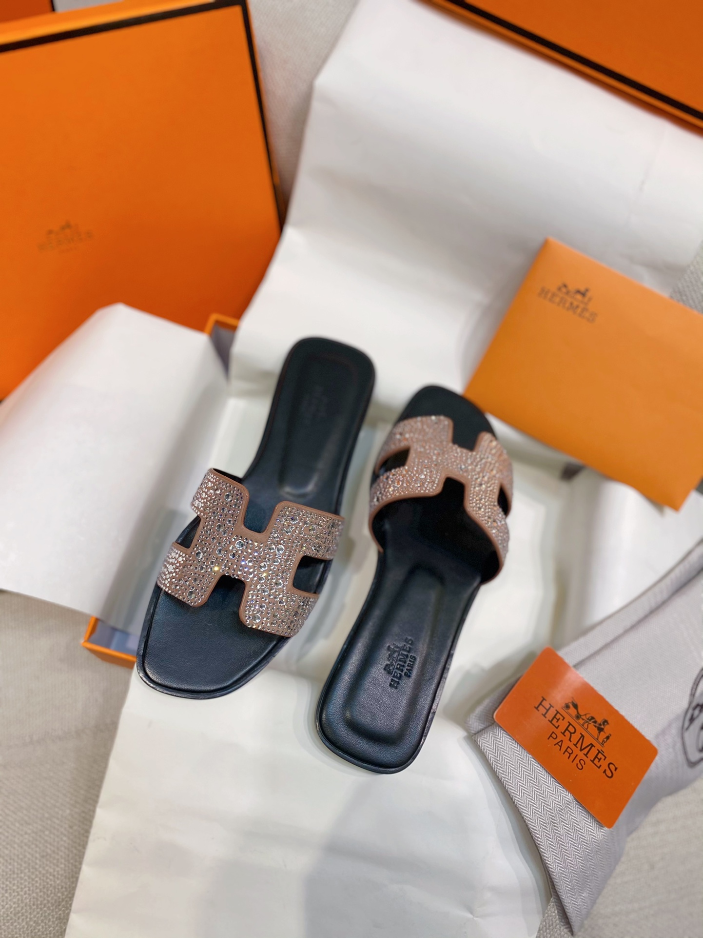 NO:264172,New 2025 new Aima*H Home. Spring and Summer Swarovski Rhinestones Glitter H-Style Suede Oran Flat Slippers Top Original Single Edition!  This sandals are like a warm invitation, looking forward to a wonderful trip with you. The journey begins on the coast of Oran in Algeria, where you can bathe in the bright sunshine. Then, you can walk through the houses of the indigenous Ndebele and enjoy the dazzling bright colors and geometric lines. In 1997, the designer created this work, using a classic 