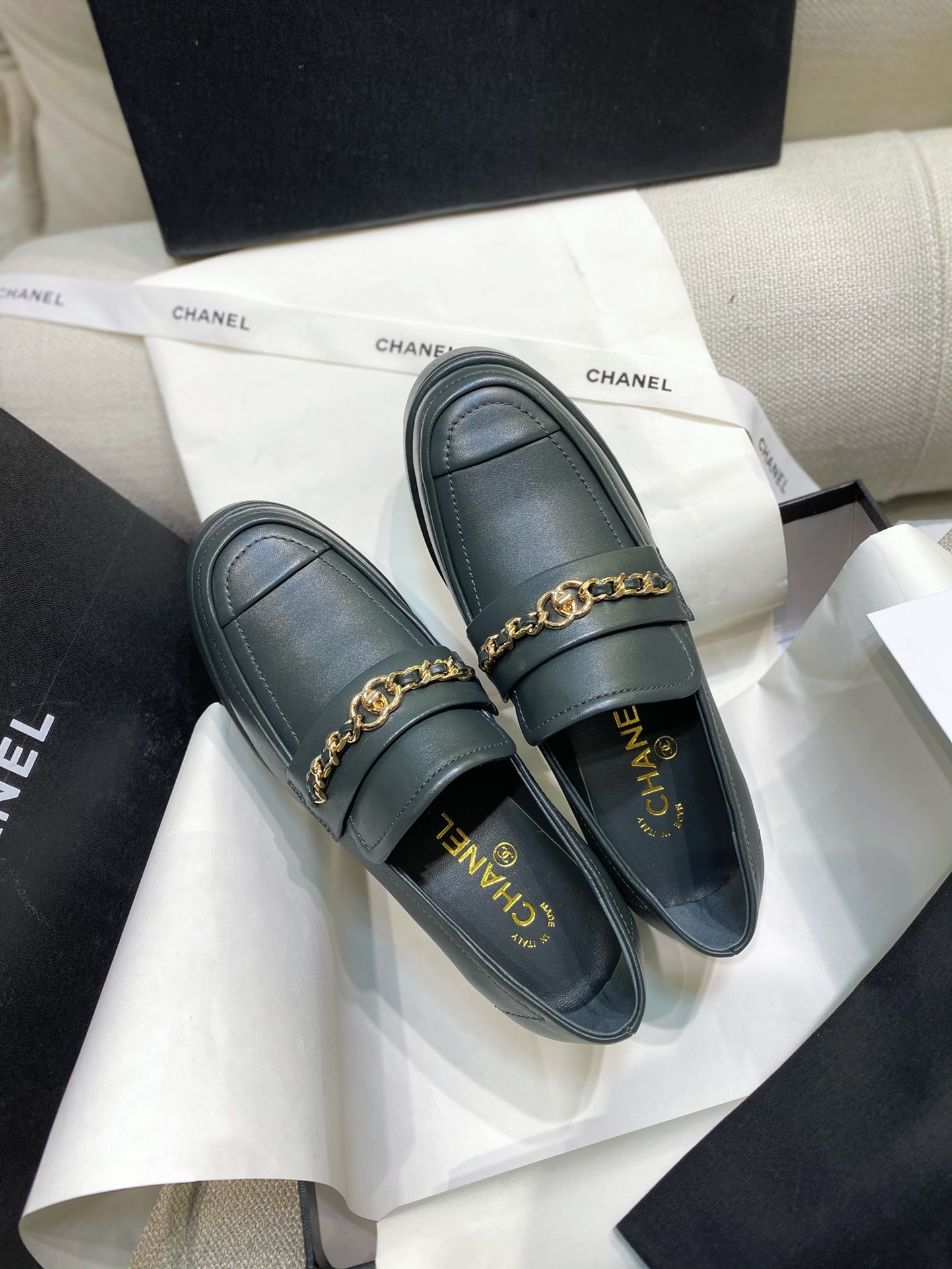 Chanel Scarpe Loafer Scarpe Monostrato Gomma Pelle di pecora Catene 9 i1733660261 620 1
