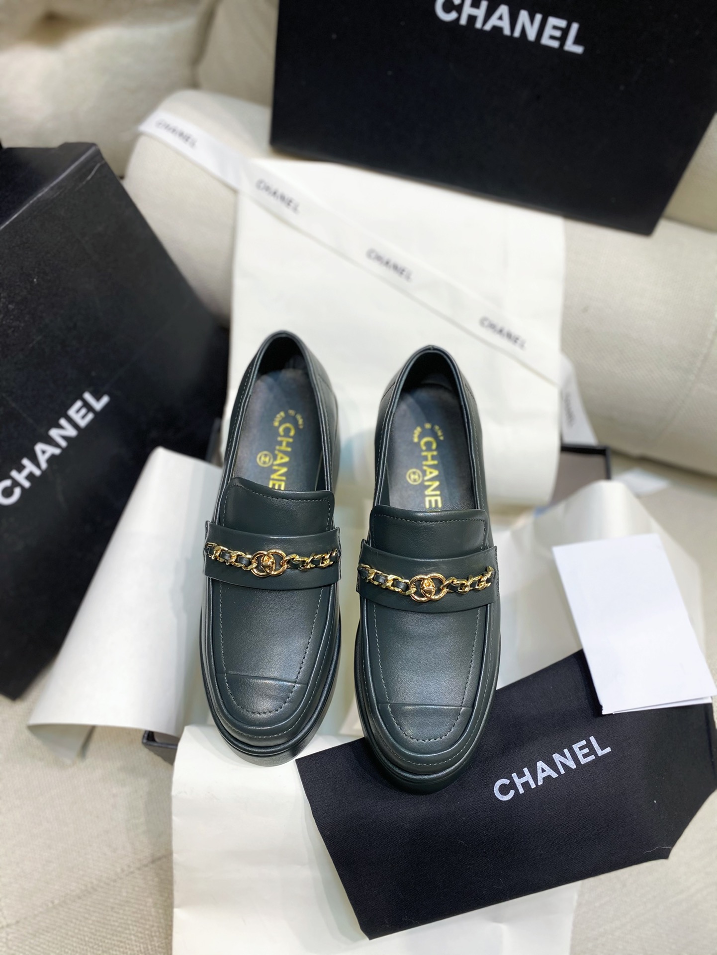 Chanel Scarpe Loafer Scarpe Monostrato Gomma Pelle di pecora Catene 8 i1733660262 4554 6