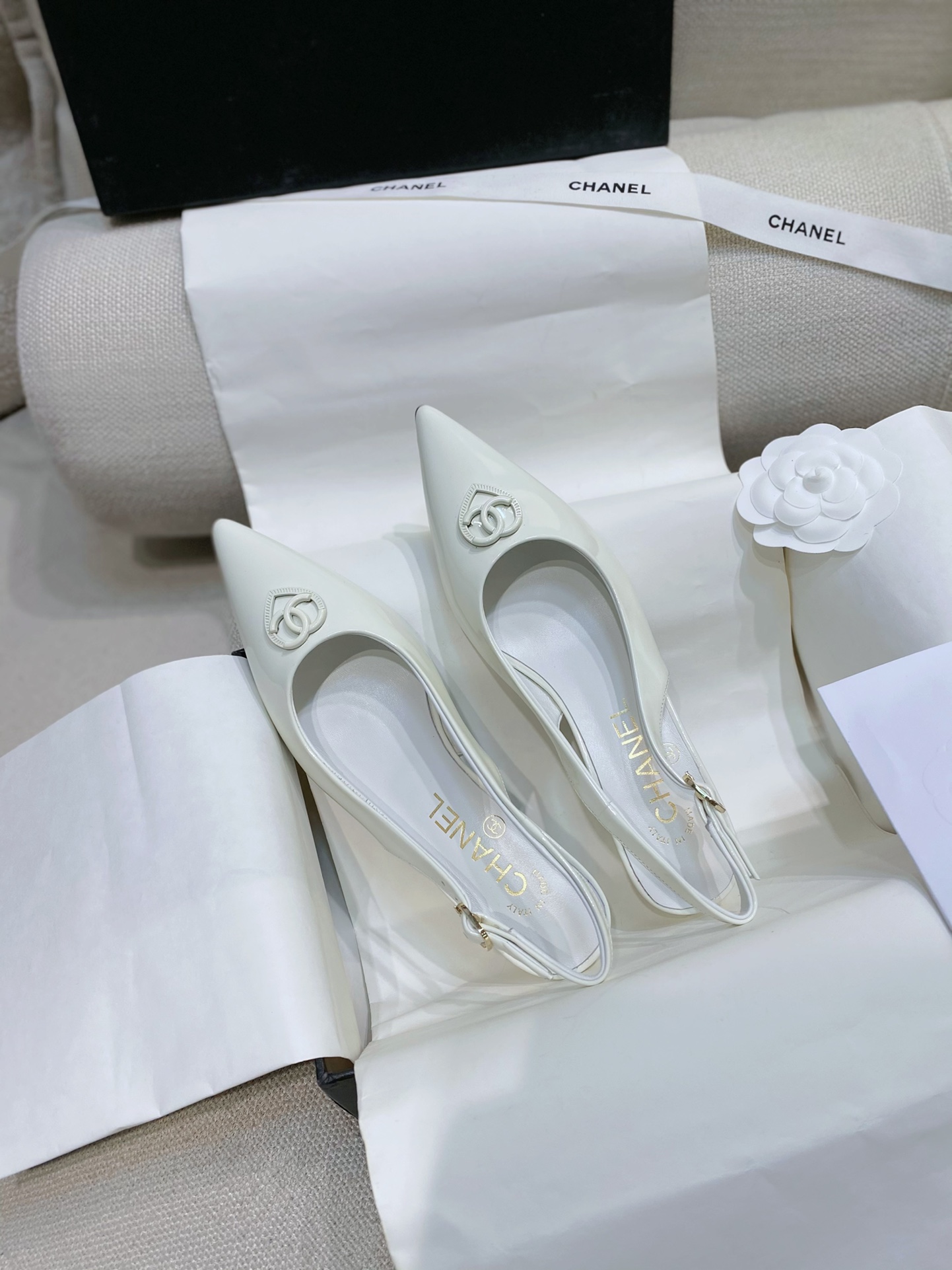 NO:232924,New Chane* Coco Xiaoxiang Double C Love Button High Heeled Pointed Sandals Original single quality high-end version This pointy sandal has a soft and delicate touch, and the exquisite upper Love Double C button is the finishing touch, adding a romantic atmosphere to classic elements. The pointed toe outlines the sexy ankle lines, and the lambskin inner lining brings the ultimate comfort experience. The heel is about 6.5 cm. The leather outsole shows your persistence in quality, making you full of confidence and charm in every step. Wear it, let you lead the trend and become the focus of everyone’s attention!    Upper material sheep leather/sheep patent leather inner lamb skin Heel height is about 6.5 cm Outsole high version custom leather outsole size 35-39 (40 can be customized without return or replacement) Multi-color color with small fragrance top high-end ribbon full set packaging, sandals, chanel, sandals, sheep, Leather soles19860909上新Chane* Coco小香双C爱心扣高跟尖头凉鞋  原单品质高版本   这款尖头凉鞋,高品质羊猄皮触感柔软细腻,鞋面精致爱心双C扣是点睛之笔,给经典元素增添一份浪漫气息.尖头勾勒性感脚踝线条,羊羔皮内里带来极致舒适体验,约6.5厘米后跟恰到好处,真皮大底彰显对品质的坚持,让你的每一步都充满自信与魅力.穿上它,让你在潮流中独领风骚,成为万众瞩目的焦点！   鞋面材质羊猄皮/羊漆皮   内里羊羔皮  跟高约6.5厘米  大底高版定制真皮大底 码数35-39码（40可定制不退不换） 颜色多色 配小香顶级高端丝带全套包装,凉鞋,chanel,sandals,sheep,Leather soles,Women's Shoes