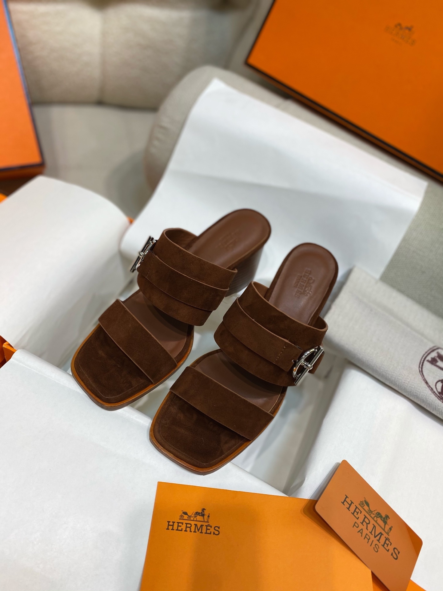 NO:232898,New Herme* H Home New Aima* Kute 60 Calfskin High Heel Sandal Slippers ZP Buy, Top-grade original single quality, the highest version on the market, batch, imported upper, top-layer calfskin, footbed mixed-bred lambskin, original molded sole. Get what you pay for, real materials, whether it is leather, last, sole, or craftsmanship, they are the same as ZP. Flexible calfskin creates a neat one-strip design, skin-friendly sheepskin wraps the feet, both breathability and softness. Paired with the iconic Glenan shoe buckle embellishment upper, continuing Hermè* classic arts and craftsmanship. About 6 cm of elegant square heel, upright posture while maintaining comfort throughout the day. Nautical style, creating an elegant urban look. Size35-39 sizes (40 and 41 can be customized without return or exchange) Color black, chocolate color Heel height is about 6 cm  High-end imported leather sole with H full set of high-end packaging, slippers, hermes, hermes, sandals, slippers, cowhide, sheepskin, Leather soles19860909上新Herme* H家新款爱马*Kute 60小牛皮高跟凉鞋拖鞋  ZP购入,顶级原单品质,市面最高版本,批  鞋面进口头层小牛皮,垫脚混种羊羔皮,原版开模大底.一分钱一分货,真材实料,无论是皮料、楦型、鞋底、工艺,都跟ZP一致  柔韧小牛皮打造利落一字带设计,亲肤绵羊皮包裹双足,透气性与柔软度兼备.搭配标志性Glenan鞋扣点缀鞋面,延续Hermè*经典工艺美学.约6厘米优雅方跟,挺拔身姿同时保持全天舒适.航海风格,打造都市优雅造型.    Size35-39码（40、41可定制不退不换）   颜色黑色、巧克力色  跟高约6厘米  鞋底高端进口真皮大底   配H全套高端包装,拖鞋,hermes,hermes,sandals,slippers,cowhide,sheepskin,Leather soles,Women's Shoes