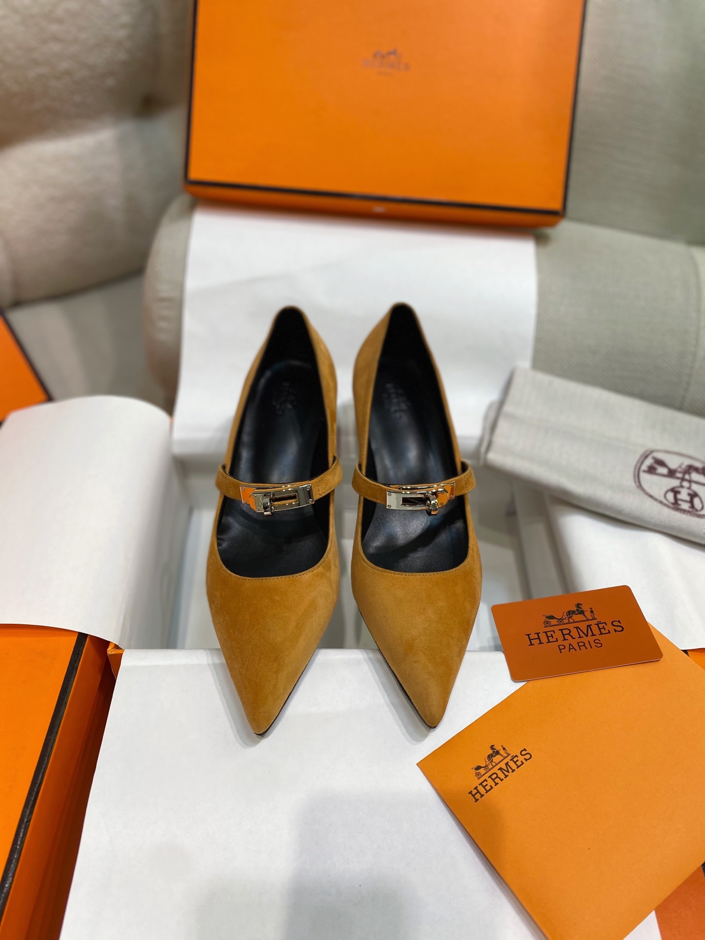 NO:232910,New Herme* H Home New Aima kiara 40 pointed low-heeled single shoes ZP purchased, top-level original single quality, the highest version on the market, batch, imported upper imported toe-layer calfskin fabric, footbed mixed sheepskin, imported genuine leather outsole. Get what you pay for, real materials, whether it is leather, last, sole, or craftsmanship, they are consistent with ZP. Kelly buckles are ever-changing, interpreting the iconic design of Aima* in different works. The original buckle is transformed into decorative elements and embellished with boots. It uses gold plating, platinum, metal and leather materials to present mini or super large sizes, creating eye-catching shapes in various styles. Calfs create texture, pointed toe outline foot shapes, and matched with classic Kelly buckles, with a stylish and soft look at the heel. Size35-39 size (40 can be customized without return or exchange) Multi-color  Heel high heel is about 4 cm. The best version of leather outsole is equipped with H full set of high-end packaging, single shoes, hermes, hermes, boots, cowhide, sheepskin, gold plating, Leather soles19860909上新Herme* H家新款爱马*kiara40尖头低跟单鞋 ZP购入,顶级原单品质,市面最高版本,批 鞋面进口头层小牛皮面料,垫脚混种羊皮,进口真皮外底.一分钱一分货,真材实料,无论是皮料、楦型、鞋底、工艺,都跟ZP一致 Kelly搭扣千变万化,于不同作品中演绎爱马*的标志性设计.最初的包扣化身为装饰元素,点缀于靴履.运用镀金、镀铂、金属和皮革材质,呈现迷你或超大尺寸,以多种风格打造瞩目造型.小牛皮营造质感,尖头勾勒脚型,搭配经典Kelly鞋扣,约4厘米后跟打造时尚柔美造型.  Size35-39码（40可定制不退不换）  颜色多色  跟高后跟约4厘米  鞋底最好版本真皮大底  配H全套高端包装,单鞋,hermes,hermes,boots,cowhide,sheepskin,gold plating,Leather soles,Women's Shoes