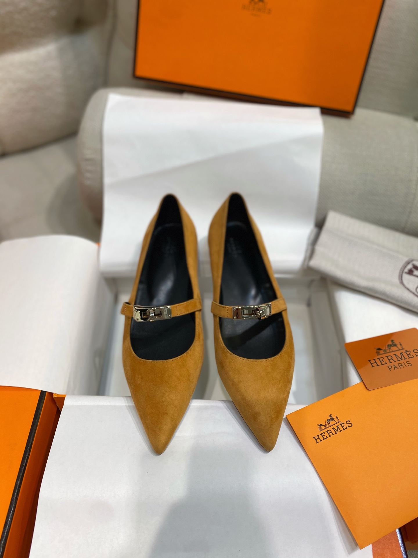 NO:232914,New Herme* H Home Aima*kiara40 pointed toe flat single shoes Kelly ballet shoes ZP purchased, top-quality original quality, the highest version on the market, batch, imported upper imported toe layer calfskin fabric, footbed mixed sheepskin, imported genuine leather outsole. Get what you pay for, real materials, whether it is leather, last, sole, or craftsmanship, they are consistent with ZP. Kelly buckles are ever-changing, interpreting the iconic design of Aima* in different works. The original buckle is transformed into decorative elements and embellished with boots. It uses gold, platinum, metal and leather materials to present mini or super large sizes, creating eye-catching shapes in various styles. Calfskin create texture, pointed toe outline foot shapes, matched with classic Kelly shoe buckles, flat heel creates a fashionable and soft look. Size35-39 size (40 can be customized without return or exchange)  Multi-color, high flat heel, the best version of leather outsole, with H full set of high-end packaging, single shoes, hermes, hermes, boots, cowhide, sheepskin, gold plating, Leather soles19860909上新Herme* H家爱马*kiara40尖头平底单鞋Kelly芭蕾舞鞋 ZP购入,顶级原单品质,市面最高版本,批 鞋面进口头层小牛皮面料,垫脚混种羊皮,进口真皮外底.一分钱一分货,真材实料,无论是皮料、楦型、鞋底、工艺,都跟ZP一致 Kelly搭扣千变万化,于不同作品中演绎爱马*的标志性设计.最初的包扣化身为装饰元素,点缀于靴履.运用镀金、镀铂、金属和皮革材质,呈现迷你或超大尺寸,以多种风格打造瞩目造型.小牛皮营造质感,尖头勾勒脚型,搭配经典Kelly鞋扣,平底后跟打造时尚柔美造型.  Size35-39码（40可定制不退不换）  颜色多色  跟高平跟  鞋底最好版本真皮大底  配H全套高端包装,单鞋,hermes,hermes,boots,cowhide,sheepskin,gold plating,Leather soles,Women's Shoes