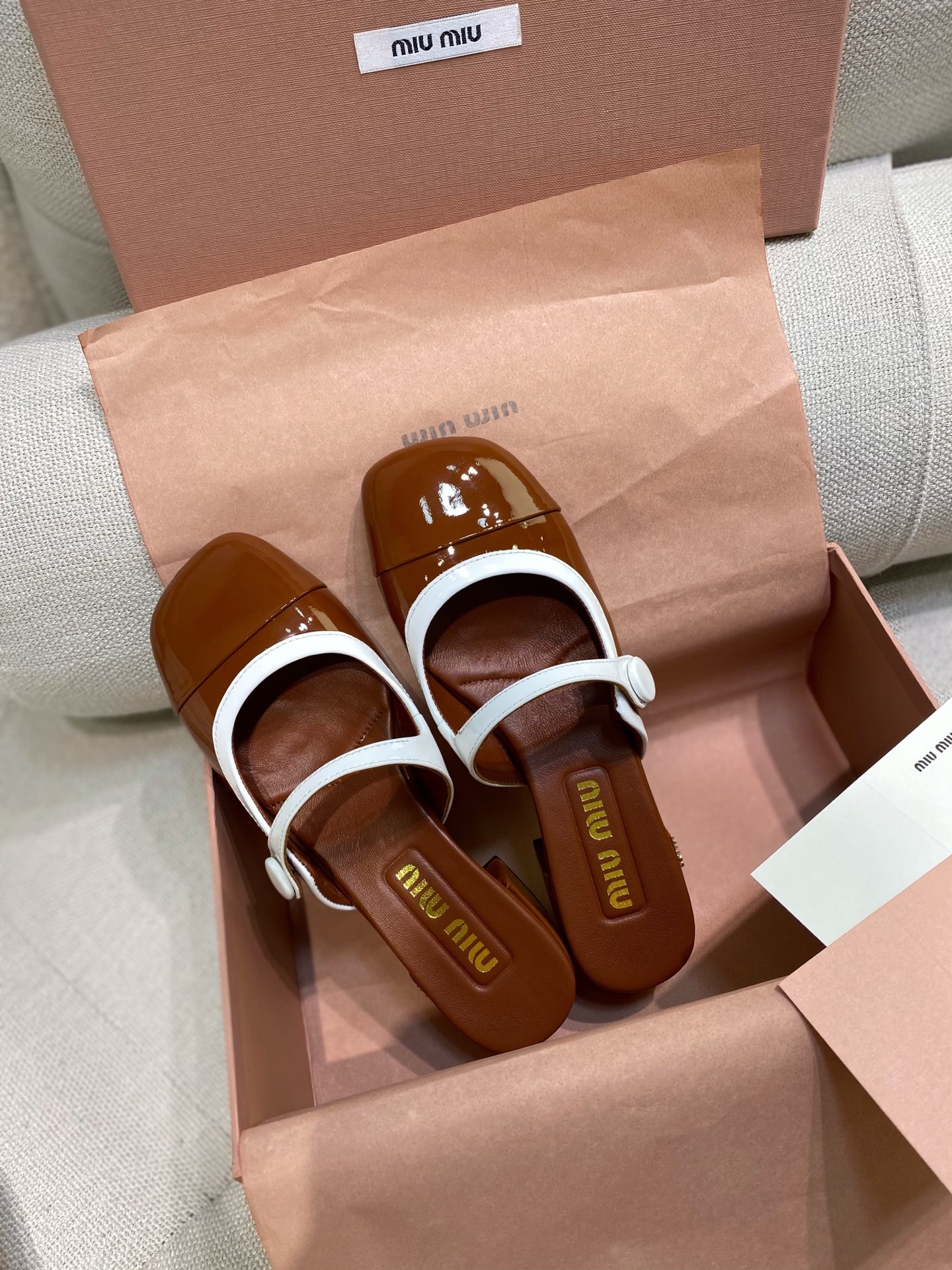 NO:232951,New Miu. New patent leather thick-heeled Mary slippers Top original single version, ZP purchases and compares the goods, all details are consistent with the cabinet, including upper leather, insole inner leather, engraved logo, sole material, last shoe shape, shoe box packaging, all of which are the top version, please distinguish them from the low version market goods. Round lines interpret harmonious aesthetics, high-end and big brand, rich girl feels like a rich girl~ Casual ballet shoes and Mary Jane style, and shaping new mixed-match patent leather shoes. Slim shoelaces form a sharp contrast with thick heels, elegant color blocking shows a unique visual effect, and the hot-print logo decorates a unique style. Upper calf patent leather inner sheepskin inner heel height is about 4 cm, imported Italian leather outsole Size35-39 (40 custom made without return) Multi-color  With Miu full high-end packaging, Mary Jane, Miumiu, Mary Jane, Slippers, Sheepskin, Leather soles19860909上新Miu .新款漆皮粗跟玛丽鞋拖鞋 顶级原单版市面最高版本 ZP购入对比做货,所有细节都跟柜上一致包括鞋面皮料,鞋垫内里皮料、刻印logo,鞋底材质,楦头鞋型,鞋盒包装,都是顶级版请区别于low版市场货 圆润线条演绎谐调美学,又高级又大牌,富家千金既视感~休闲芭蕾舞鞋与玛丽珍风格融合,塑就新款混搭风漆皮鞋履.纤细鞋带与粗跟形成鲜明对比,优雅拼色展现独特视觉效果,热印徽标装点别致风格. 鞋面小牛漆皮 内里绵羊皮内里 跟高约4厘米 大底进口意大利真皮大底 Size35-39码 (40定做不退换） 颜色多色 配Miu全套高端包装,玛丽珍,miumiu,mary jane,slippers,sheepskin,Leather soles,Women's Shoes