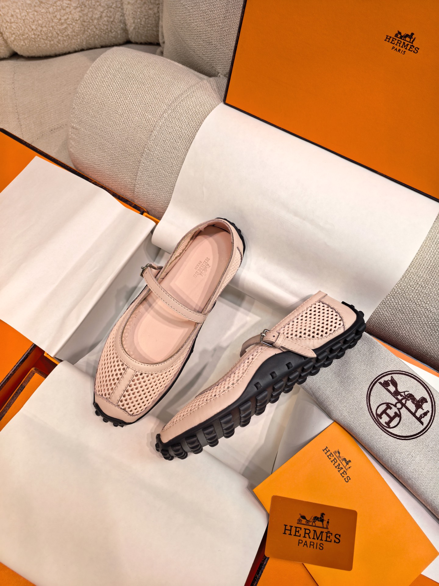 NO:232906,New Herme* H Home New Aima* Kichu Ballet Mary Jane Shoes Single Shoes Purchase ZP, top-level original single quality, the highest version on the market, batch, imported upper, top-layer calfskin, footbed mixed-bred lambskin, original molded sole. Get what you pay for, real materials, whether it is leather, last, sole, craftsmanship, they are consistent with ZP. The three-dimensional crochet mesh is interwoven to create a light and breathable futuristic contour, and the looming skin texture interprets the modern breathing aesthetics. Spliced ​​flexible calfskin to create an upper, sheepskin lining, showing high-end style in the steps. Anti-slip and wear-resistant rubber sole, integrated with Medor rivets, fashionable and retro geometric figures, creating a comfortable and avant-garde style. Size35-39 sizes (40, 41 can be customized without return or exchange) Multi-color Heel high flat bottom  Sole Medor rivet rubber sole with H full set of high-end packaging, ballet shoes, hermes, hermes, mary jane, cowhide, sheepskin19860909上新Herme* H家新款爱马*Kichu芭蕾舞玛丽珍鞋单鞋  ZP购入,顶级原单品质,市面最高版本,批  鞋面进口头层小牛皮,垫脚混种羊羔皮,原版开模大底.一分钱一分货,真材实料,无论是皮料、楦型、鞋底、工艺,都跟ZP一致  立体钩针网面,交织出轻盈透气的未来感廓形,若隐若现的肌肤质感诠释摩登呼吸美学.拼接柔韧小牛皮打造鞋面,绵羊皮内衬,步履间尽显高级格调.防滑耐磨橡胶大底,融入Medor铆钉,时尚而复古的几何图形,打造舒适前卫风格.  Size35-39码（40、41可定制不退不换）  颜色多色 跟高平底 鞋底Medor铆钉橡胶鞋底  配H全套高端包装,芭蕾舞鞋,hermes,hermes,mary jane,cowhide,sheepskin,Women's Shoes