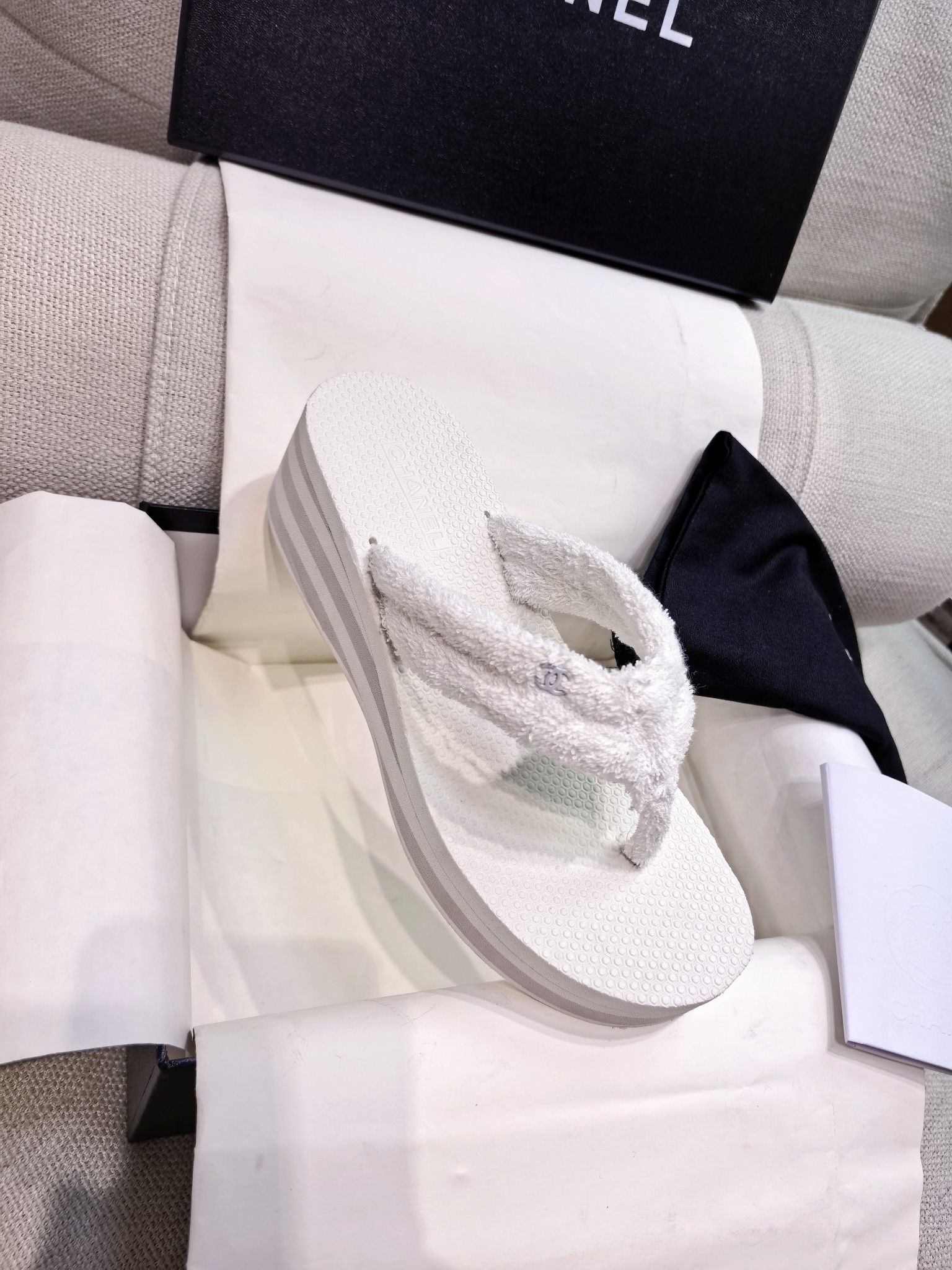 NO:232887,Shangxin 2025 Xiaoxiang Chane* 25C ​​early spring clip-toe flip flops, vacation beach sandals, original single-quality high-version yb open mold customization 25C spring and summer series clip-toe flip flops perfectly blend the casual vacation style and high-end ready-to-wear texture, creating a lazy but delicate foot aesthetic. The soft towel upper is skin-friendly and breathable, and the upper is embellished with the brand's iconic metal logo, and the details interpret the low-key and luxurious CHANE* gene. The 4.5cm micro-slope wedge quietly lengthens the leg lines, taking on the ground, taking into account comfort and elegant body shape, and the anti-slip rubber sole is light and wear-resistant. It carries the high-quality texture with minimalist design, allowing every step to be calm and free. The upper material is YB customized fragrant towel cloth, heel height is about 4.5cm, and the outsole is yb open mold anti-slip rubber sole, foam midsole  Size 35-39 (40 can be customized without return or exchange) Color high-end black, vacation white with small incense top high-end ribbon full set packaging, split-toe shoes, chanel, slippers19860909上新2025小香Chane* 25C早春夹趾人字拖 度假沙滩凉拖鞋  原单品质高版本yb开模定制  25C春夏系列夹趾人字拖将随性度假风与高级成衣质感完美融合,打造慵懒却不失精致的足间美学. 柔软毛巾鞋面亲肤透气,鞋面点缀品牌标志性金属Logo,细节处诠释低调奢华的CHANE*基因.4.5cm微坡跟悄然拉长腿部线条,步履如履平地,兼顾舒适度与优雅体态,防滑橡胶大底轻盈耐磨.以极简设计承载高级质感,让每一步都踏出从容与自由.  鞋面材质yb定制香香毛巾布  跟高约4.5cm  大底yb开模防滑橡胶底,泡沫中底 码数35-39码（40可定制不退不换） 颜色高级黑色、度假白色 配小香顶级高端丝带全套包装,分趾鞋,chanel,slippers,Women's Shoes