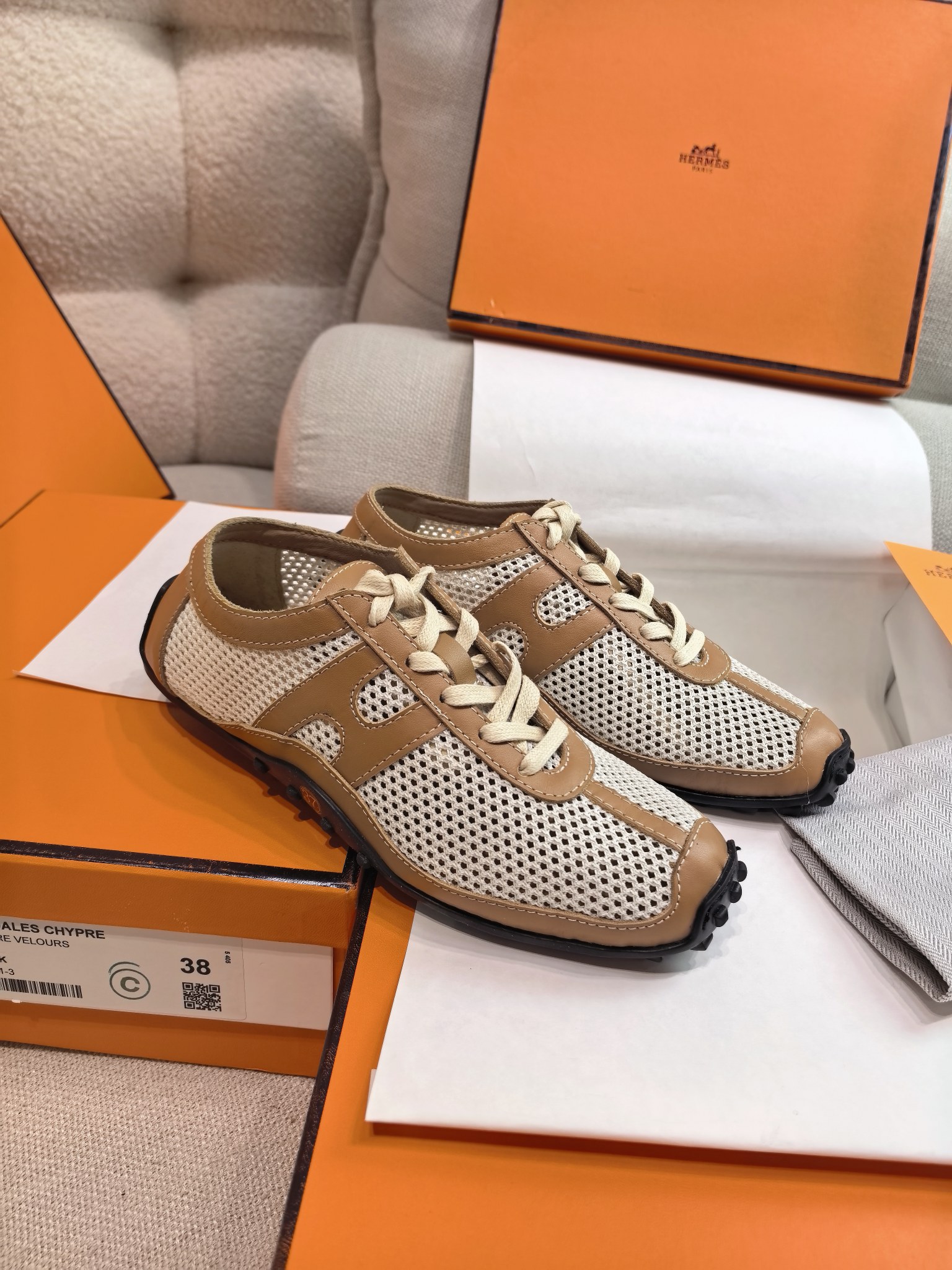 NO:232923,New Herme* H Home New Aima* Kiga Sports Shoes Single Shoes Purchase ZP, top-level original single quality, the highest version on the market, batch, imported calfskin, footbed mixed lambskin, original molded sole. Get what you pay for, real materials, whether it is leather, last, sole, or craftsmanship, they are consistent with ZP. The three-dimensional crochet mesh is interwoven to create a light and breathable futuristic contour, and the looming skin texture interprets the modern breathing aesthetics. Spliced ​​flexible calfskin to create an upper, sheepskin lining, showing high-end style in the steps. Anti-slip and wear-resistant rubber sole, integrated with Medor rivets, fashionable and retro geometric figures, creating a comfortable and avant-garde style. Size35-39 sizes (40 and 41 can be customized without return or exchange) Multi-color Heel high flat sole Medor rivet rubber sole  With H full set of high-end packaging, ballet shoes, hermes, hermes, sneakers, cowhide, sheepskin19860909上新Herme* H家新款爱马*Kiga运动鞋单鞋  ZP购入,顶级原单品质,市面最高版本,批  鞋面进口头层小牛皮,垫脚混种羊羔皮,原版开模大底.一分钱一分货,真材实料,无论是皮料、楦型、鞋底、工艺,都跟ZP一致  立体钩针网面,交织出轻盈透气的未来感廓形,若隐若现的肌肤质感诠释摩登呼吸美学.拼接柔韧小牛皮打造鞋面,绵羊皮内衬,步履间尽显高级格调.防滑耐磨橡胶大底,融入Medor铆钉,时尚而复古的几何图形,打造舒适前卫风格.  Size35-39码（40、41可定制不退不换）  颜色多色 跟高平底 鞋底Medor铆钉橡胶鞋底  配H全套高端包装,芭蕾舞鞋,hermes,hermes,sneakers,cowhide,sheepskin,Women's Shoes