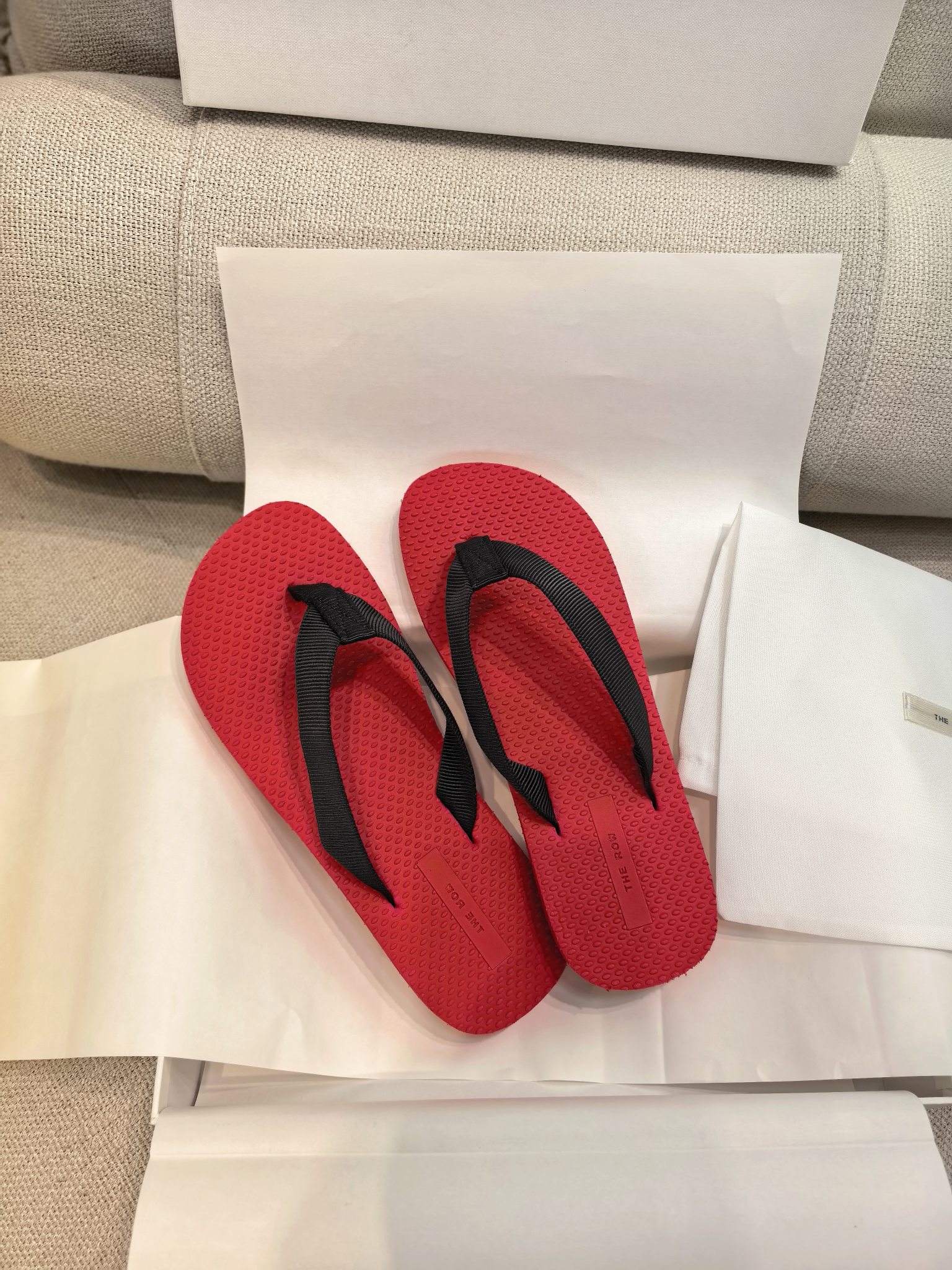 NO:232882,The row Dune flip flops ~ 2025 spring and summer new model niche minimalist clip-toe casual webbing slippers Original single quality version, ZP level, the highest version on the market buy ZP to make consistently. Those who know the goods know the quality of my family. No YB does not make goods. The whole pair of shoes are loyal to YB from fabric, soles, auxiliary materials packaging, and lattice lasts. The top version gets what you pay for and never cut corners~ The new Dune flip flops sandals, the clips are made of grosgrain cotton, and are equipped with a textured footbed and lightweight rubber sole. Through the reinterpretation of the classic style, new vitality is injected into the brand. The style is simple, and the TPU black technology sole is so soft that it looks like cotton!  The rebound force is super strong, the arch of the foot is slightly supported, and the bottom of the foot will not be sore at all!  Three times wear-resistant than ordinary eva bottoms, made with gravel roads at will. Whether you pursue fashion or pay attention to comfort and quality, this flip-flop will be your best choice!  Herringbone thin belt grosgrain cotton sole TPU sole elegant all black, loess color, burgundy color. Size 35-39 (40 sizes are not returned or exchanged) with the row high-end full package, split-toe shoes, sandals, slippers19860909上新The row Dune人字拖～2025春夏新款 小众极简夹趾休闲织带拖鞋 原单品质版,ZP级别,市面上最高版本购入ZP一致做货,懂货的都知道我家的品质,无YB不做货整双鞋子从面料、鞋底、辅料包装,格位楦型,都忠于YB,顶级版一分钱一分货,绝不偷工减料~ 新款Dune人字拖凉鞋,夹脚采用罗缎棉质制成,并配有纹理感鞋床和轻质橡胶鞋底.通过对经典款式的重新诠释,为品牌注入新活力.风格简约,TPU黑科技鞋底软到像踩棉花！回弹力超强,足弓微微上托,脚板底完全不会酸！比普通eva 底耐磨三倍,石子路随便造.无论追求时尚潮流,还是注重舒适品质,这款人字拖都会是您的不二选择！ 人字细带罗缎棉质 鞋底TPU鞋底 color优雅全黑、黄土色、酒红色 码数35-39码（40码不退换） 配the row高端全套包装,分趾鞋,sandals,slippers,Women's Shoes