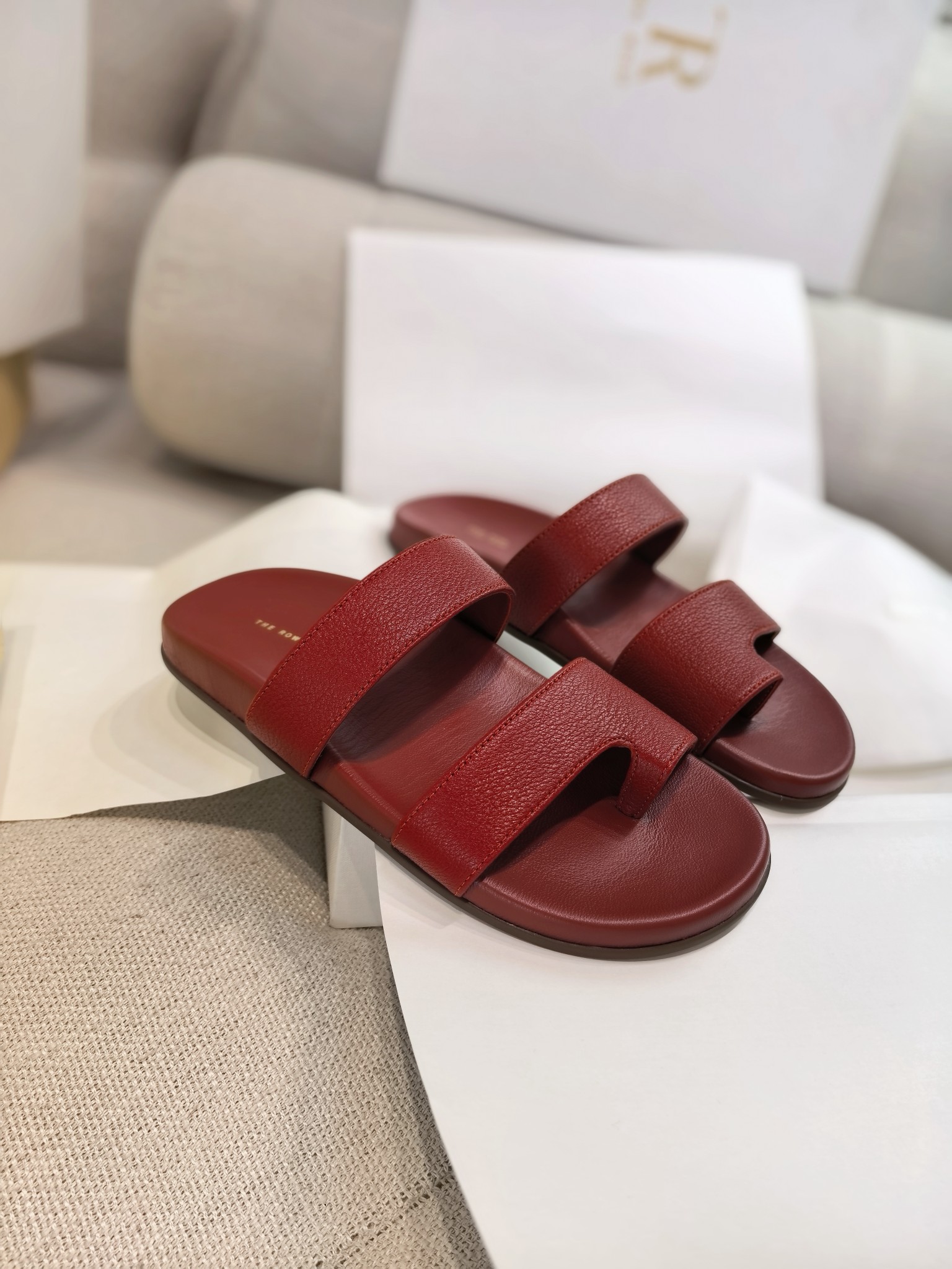 NO:232884,The new niche minimalist sheepskin toe slippers in spring and summer. The original single-quality version, ZP-level, the highest version on the market, buy ZP to make consistent products. Those who know the goods know the quality of my family. Without YB, the whole pair of shoes are absolutely loyal to YB from leather, soles, auxiliary materials packaging, and lattice lasts. The absolute top version gets what you pay for and never cut corners~ The Row toe sheepskin broadband slippers interpret laziness and elegance with minimalist aesthetics, blending comfort and high-end texture on the toes. The two flexible sheepskin broadbands are arranged in a balanced manner, with delicate and skin-friendly touch, and simple lines outline a lazy and casual French style. The wideband design gently wraps your feet, without marks after wearing for a long time, and the relaxed atmosphere is revealed during the steps.  The inner sheepskin is soft and frictionless, and the customized TPU sole is light and elastic, shock-cushioning, wear-resistant and non-slip, and free switching between indoor and outdoor scenes. Whether you pursue fashion or pay attention to comfort and quality, this toe-wearing slipper will be your best choice!  Fine sheepskin upper, mixed inner sheepskin sole approximately 1.5 cm TPU sole color black, brown, maroon color, size 35-39 (40 sizes are not returned or exchanged) with the Row high-end full package, split-toe shoes, slippers, sheepskin19860909上新The row春夏新款小众极简羊皮穿趾拖鞋  原单品质版,ZP级别,市面上最高版本购入ZP一致做货,懂货的都知道我家的品质,无YB不做货整双鞋子从皮料、鞋底、辅料包装,格位楦型,都绝对做到忠于YB,绝对顶级版一分钱一分货,绝不偷工减料~  The Row穿趾羊皮宽带拖鞋以极简美学诠释慵懒优雅,将舒适感与高级质感融于足尖. 两根柔韧羊皮宽带平衡排列成面,触感细腻亲肤,简约线条勾勒慵懒随性的法式格调.宽幅带设计温柔包裹双足,久穿无勒痕,步履间尽显松弛氛围. 羊皮内里柔软无摩擦感,定制TPU材质鞋底,兼顾轻盈与回弹性,缓震耐磨防滑,室内外场景自由切换.无论追求时尚潮流,还是注重舒适品质,这款穿趾拖鞋都会是您的不二选择！ 鞋面细腻羊皮 内里混种绵羊皮 鞋底约1.5厘米TPU鞋底 color黑色、咖啡色、枣红色 码数35-39码（40码不退换） 配the Row高端全套包装,分趾鞋,slippers,sheepskin,Women's Shoes