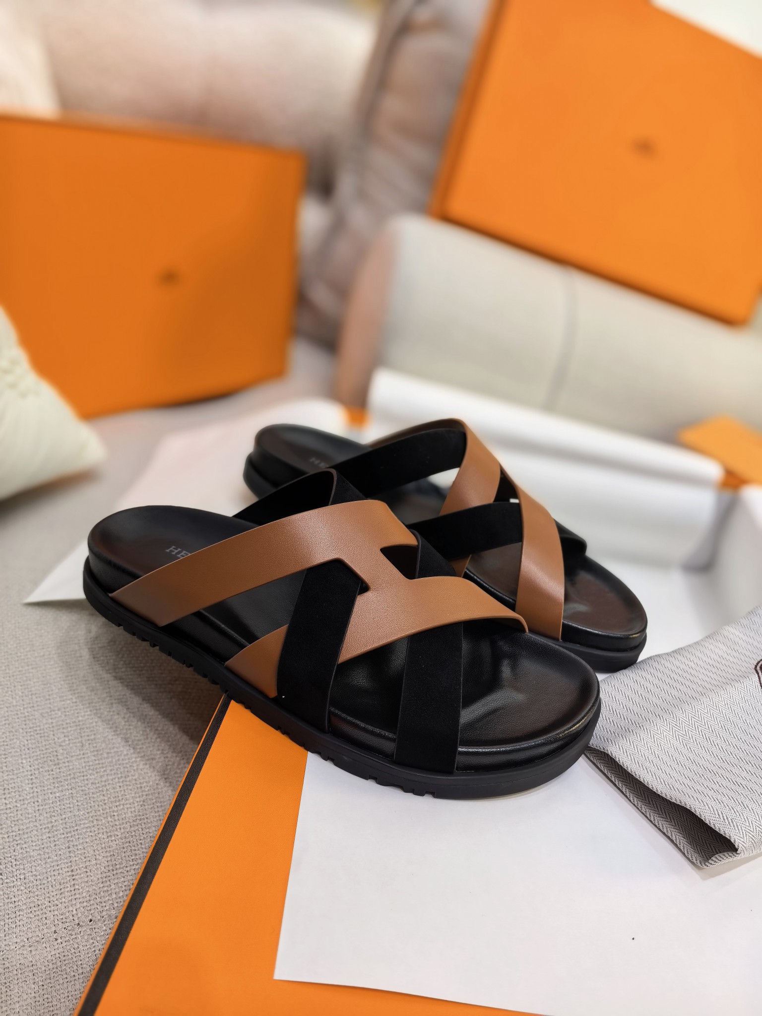 NO:232905,New Herme* H Home New Aima* Kizimir Second-My uncle shoes H-type sandal slippers ZP purchased, top-quality original single quality, the highest version on the market, batch upper imported toe-layer calfskin/goatskin, footbed mixed-bred sheepskin, original molded outsole. Get what you pay for, real materials, whether it is leather, last, sole, or craftsmanship, they are the same as ZP calfskin and suede goatskin functional sandals. This pair of sandals interpret summer aesthetics with 
