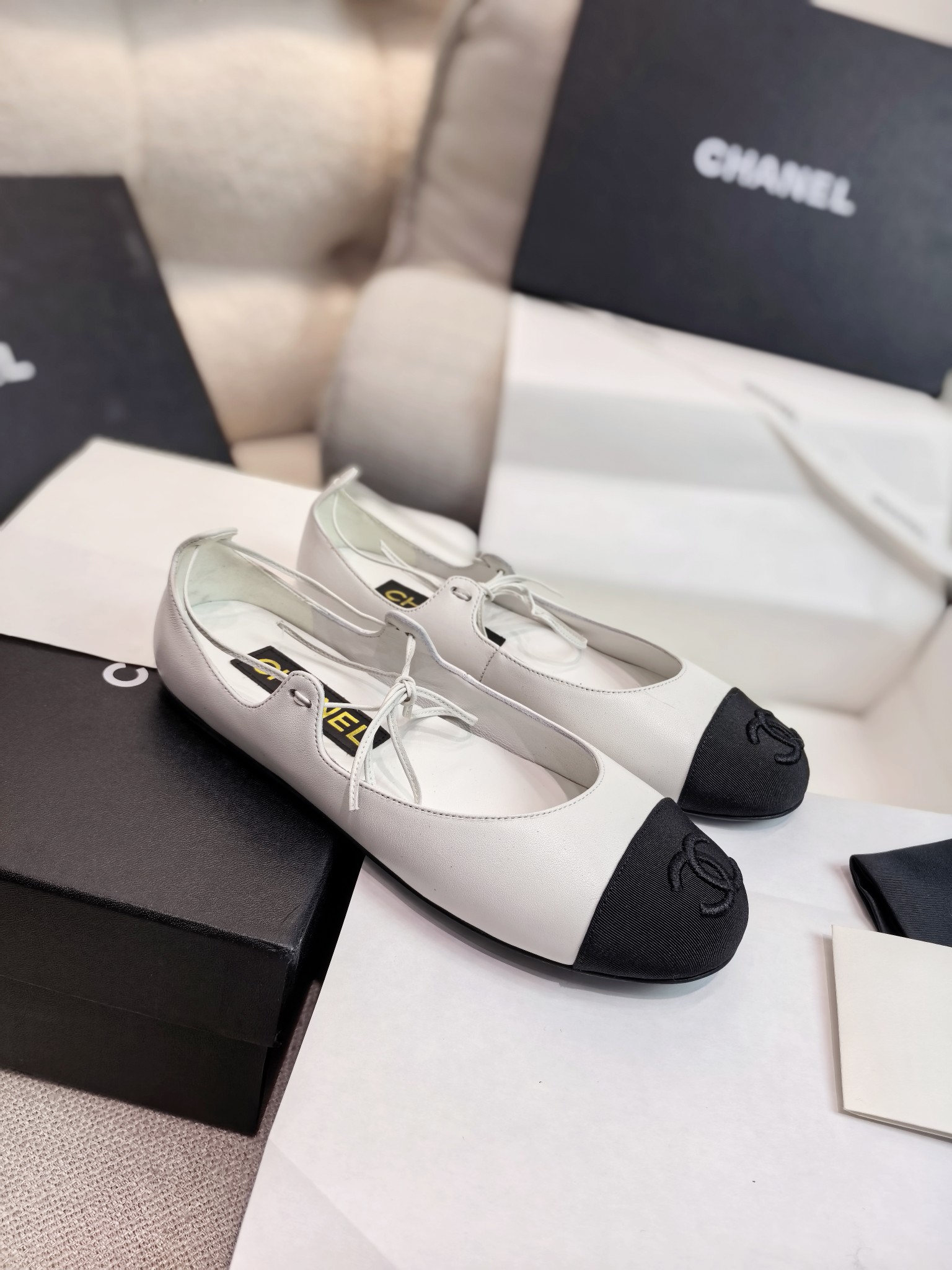 NO:232903,New Chane* Coco small fragrance sheepskin strap flat ballet shoes Mary Zhen shoes single shoes Classic reshaping, fantasy upgraded grosgrain lightly over the toe, and the double C logo is vividly above grosgrain. The inside and outside of the shoes are high-end sheepskin, which is gentle and fit. The sheepskin strap climbs on the instep with a light posture, turning the classic Mary Zhen shoes into wearable art. The leather outsole is ideal whether it is to create daily or special shapes. It is not only an eternal annotation of the wardrobe, but also an elegant messenger in the long river of time - a timeless legend of small fragrance style written by walking. Upper material Napa sheepskin inner water dye goatskin inner footbed, inner marking font is consistently authentic Heel high flat bottom/about 4.2cm medium heel Outsole imported Italian leather outsole Size 35-39 (40 can be customized without return or exchange) Multi-color  With small incense top high-end ribbon, full package., ballet shoes, chanel, mary jane, sheepskin, Leather soles19860909上新Chane* Coco小香羊皮绑带平底芭蕾舞鞋玛丽珍鞋单鞋 经典重塑,梦幻升级罗缎轻覆鞋头,双C徽标跃然罗缎之上.鞋内外均选用上乘羊皮,温驯贴合.羊皮细带以轻盈姿态攀附脚背,将经典玛丽珍鞋化为可佩戴艺术.真皮大底无论是打造日常造型或特别造型,它都是理想之选,它既是衣橱的永恒注解,亦是时光长河中的优雅信使——以步履书写小香式的隽永传奇.  鞋面材质纳帕羊皮 内里水染山羊皮内里垫脚、内里标码字体一致正品 跟高平底/约4.2cm中跟 大底进口意大利真皮大底  码数35-39码（40可定制不退不换）  颜色多色  配小香顶级高端丝带、全套包装.,芭蕾舞鞋,chanel,mary jane,sheepskin,Leather soles,Women's Shoes