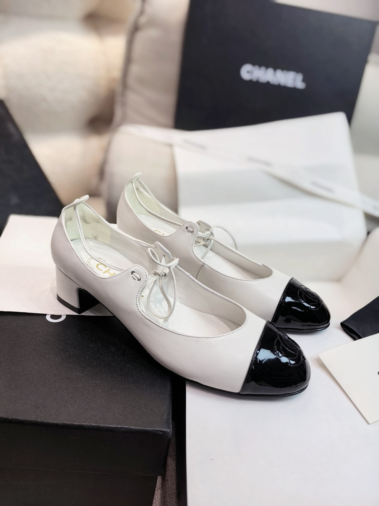 NO:232877,New Chane* Coco small fragrance sheepskin strap mid-heel ballet shoes Mary Zhen shoes single shoes Classic reshape, fantasy upgraded grosgrain lightly over the toe, and the double C logo is vividly above grosgrain. The inside and outside of the shoes are high-end sheepskin, which is gentle and fit. The sheepskin strap climbs on the instep with a light posture, turning the classic Mary Zhen shoes into wearable art. The leather outsole is ideal whether it is to create daily or special shapes. It is not only an eternal annotation of the wardrobe, but also an elegant messenger in the long river of time - a timeless legend of small fragrance style written by walking. Upper material Napa sheepskin inner water dye goatskin inner footbed, inner marking font is consistently authentic Heel high flat bottom/about 4.2cm medium heel Outsole imported Italian leather outsole Size 35-39 (40 can be customized without return or exchange) Multi-color  With small incense top high-end ribbon, full package., ballet shoes, chanel, mary jane, sheepskin, Leather soles19860909上新Chane* Coco小香羊皮绑带中跟芭蕾舞鞋玛丽珍鞋单鞋 经典重塑,梦幻升级罗缎轻覆鞋头,双C徽标跃然罗缎之上.鞋内外均选用上乘羊皮,温驯贴合.羊皮细带以轻盈姿态攀附脚背,将经典玛丽珍鞋化为可佩戴艺术.真皮大底无论是打造日常造型或特别造型,它都是理想之选,它既是衣橱的永恒注解,亦是时光长河中的优雅信使——以步履书写小香式的隽永传奇.  鞋面材质纳帕羊皮 内里水染山羊皮内里垫脚、内里标码字体一致正品 跟高平底/约4.2cm中跟 大底进口意大利真皮大底  码数35-39码（40可定制不退不换）  颜色多色  配小香顶级高端丝带、全套包装.,芭蕾舞鞋,chanel,mary jane,sheepskin,Leather soles,Women's Shoes