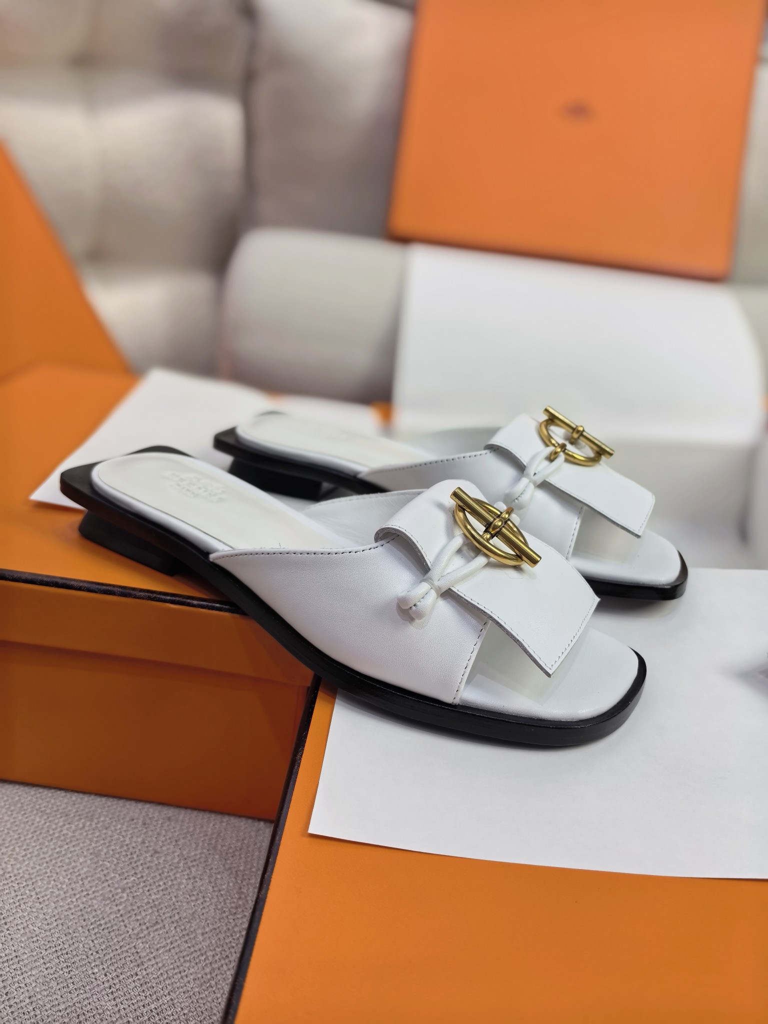 NO:258591,New Herme* H Home New Aima*Isle Calfskin Low Heel Sandals Slippers ZP Buy, Top-grade original single quality, the highest version on the market, batch, imported upper, top-level calfskin, footbed mixed-bred lambskin, original molded sole. Get what you pay for, real materials, whether it is leather, last, sole, or craftsmanship, they are the same as ZP. Flexible calfskin creates a wide one-line upper design, skin-friendly sheepskin wraps the feet, both breathability and softness. Paired with the iconic Glenan shoe buckle embellishment upper, continuing Hermè* classic arts and craftsmanship. About 3 cm of elegant square heel, keeping all day comfortable. Create an elegant urban look with nautical style. Size35-39 sizes (40 and 41 can be customized without return or exchange) Color black, Paris white, brown Heel height is about 3 cm  High-end imported leather sole with H full set of high-end packaging, slippers, hermes, hermes, sandals, slippers, cowhide, sheepskin, Leather soles19860909上新Herme* H家新款爱马*Isle小牛皮低跟凉鞋拖鞋  ZP购入,顶级原单品质,市面最高版本,批  鞋面进口头层小牛皮,垫脚混种羊羔皮,原版开模大底.一分钱一分货,真材实料,无论是皮料、楦型、鞋底、工艺,都跟ZP一致  柔韧小牛皮打造宽幅一字鞋面设计,亲肤绵羊皮包裹双足,透气性与柔软度兼备.搭配标志性Glenan鞋扣点缀鞋面,延续Hermè*经典工艺美学.约3厘米优雅方跟,保持全天舒适.以航海风格,打造都市优雅造型.    Size35-39码（40、41可定制不退不换）   颜色黑色、巴黎白、棕色  跟高约3厘米  鞋底高端进口真皮大底   配H全套高端包装,拖鞋,hermes,hermes,sandals,slippers,cowhide,sheepskin,Leather soles,Women's Shoes