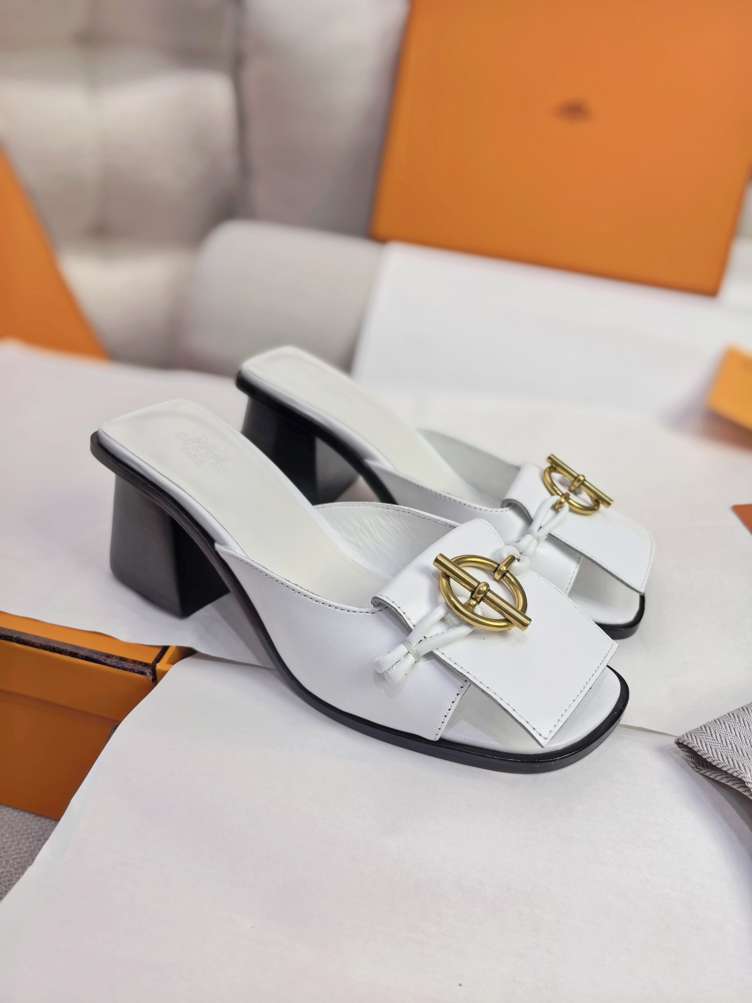 NO:258593,New Herme* H Home New Aima*Isle Calfskin High Heel Sandals Slippers ZP Buy, Top-grade original single quality, the highest version on the market, batch, imported upper, top-layer calfskin, footbed mixed lambskin, original molded sole. Get what you pay for, real materials, whether it is leather, last, sole, or craftsmanship, they are the same as ZP. Flexible calfskin creates a wide one-line upper design, skin-friendly sheepskin wraps the feet, both breathability and softness. Paired with the iconic Glenan shoe buckle embellishing the upper, continuing Hermè* classic arts and craftsmanship. Approximately 7 cm square heel, upright posture while maintaining comfort throughout the day. Create an elegant urban look with nautical style. Size35-39 sizes (40 and 41 can be customized without return or exchange) Color black, Paris white, brown Heel height is about 7 cm  High-end imported leather sole with H full set of high-end packaging, slippers, hermes, hermes, sandals, slippers, cowhide, sheepskin, Leather soles19860909上新Herme* H家新款爱马*Isle小牛皮高跟凉鞋拖鞋  ZP购入,顶级原单品质,市面最高版本,批  鞋面进口头层小牛皮,垫脚混种羊羔皮,原版开模大底.一分钱一分货,真材实料,无论是皮料、楦型、鞋底、工艺,都跟ZP一致  柔韧小牛皮打造宽幅一字鞋面设计,亲肤绵羊皮包裹双足,透气性与柔软度兼备.搭配标志性Glenan鞋扣点缀鞋面,延续Hermè*经典工艺美学.约7厘米优雅方跟,挺拔身姿同时保持全天舒适.以航海风格,打造都市优雅造型.    Size35-39码（40、41可定制不退不换）   颜色黑色、巴黎白、棕色  跟高约7厘米  鞋底高端进口真皮大底   配H全套高端包装,拖鞋,hermes,hermes,sandals,slippers,cowhide,sheepskin,Leather soles,Women's Shoes