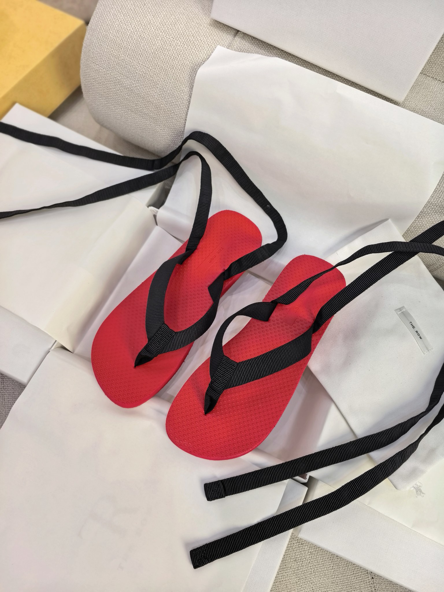 NO:264110,The row Dune flip flops ~ 2025 spring and summer new model niche minimalist clip-toe casual webbing back strap slippers Original single quality version, ZP level, the highest version on the market buy ZP to make consistently. Those who know the goods know the quality of my family. No YB does not make goods. The whole pair of shoes are loyal to YB, from fabric, soles, auxiliary materials packaging, and lattice lasts. The top version gets what you pay for and never cut corners~ The new Dune flip flop sandals, the clips are made of grosgrain cotton, and are equipped with a textured footbed and lightweight rubber sole. Through the reinterpretation of the classic style, new vitality is injected into the brand. The style is simple, and the TPU black technology sole is so soft that it looks like cotton!  The rebound force is super strong, the arch of the foot is slightly supported, and the bottom of the foot will not be sore at all!  Three times wear-resistant than ordinary eva bottoms, made with gravel roads at will. Whether you pursue fashion or pay attention to comfort and quality, this flip-flop will be your best choice!  Herringbone thin belt grosgrain cotton sole TPU sole elegant all black, loess color, burgundy size 35-39 sizes (40 sizes are not returned or exchanged) with the row high-end full set of packaging, sandals, sandals, slippers19860909上新The row Dune人字拖～2025春夏新款 小众极简夹趾休闲织带后绑带拖鞋 原单品质版,ZP级别,市面上最高版本购入ZP一致做货,懂货的都知道我家的品质,无YB不做货整双鞋子从面料、鞋底、辅料包装,格位楦型,都忠于YB,顶级版一分钱一分货,绝不偷工减料~ 新款Dune人字拖凉鞋,夹脚采用罗缎棉质制成,并配有纹理感鞋床和轻质橡胶鞋底.通过对经典款式的重新诠释,为品牌注入新活力.风格简约,TPU黑科技鞋底软到像踩棉花！回弹力超强,足弓微微上托,脚板底完全不会酸！比普通eva 底耐磨三倍,石子路随便造.无论追求时尚潮流,还是注重舒适品质,这款人字拖都会是您的不二选择！ 人字细带罗缎棉质 鞋底TPU鞋底 color优雅全黑、黄土色、酒红色 码数35-39码（40码不退换） 配the row高端全套包装,凉鞋,sandals,slippers,Women's Shoes