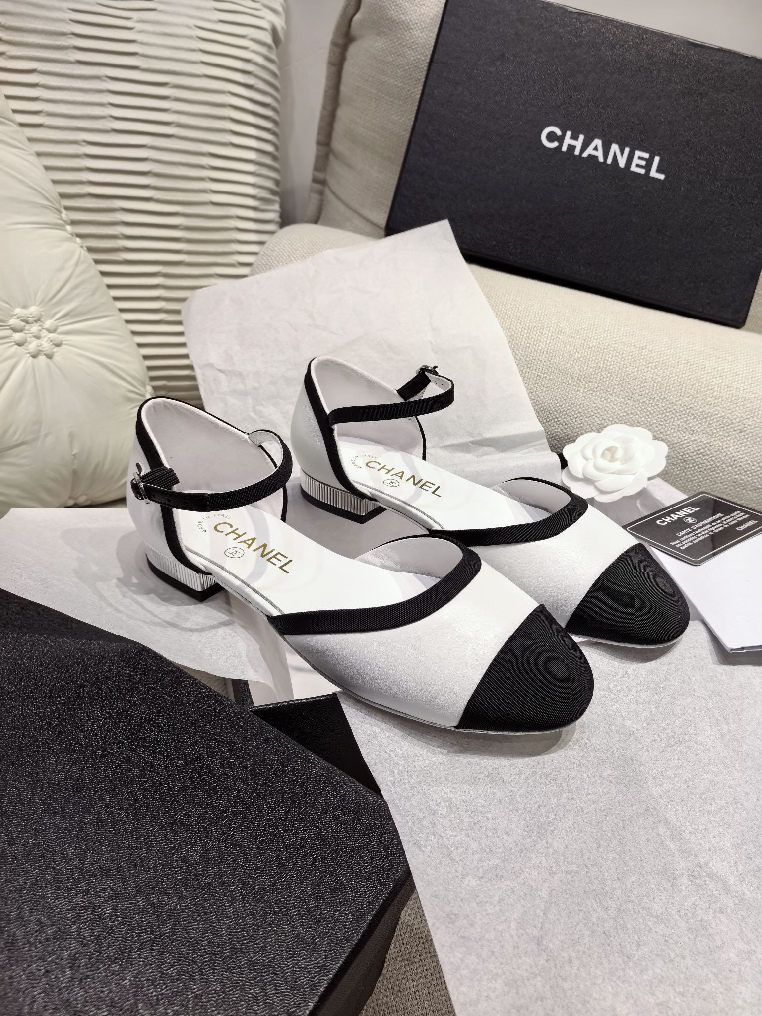 NO:264113,New Chane* Coco Xiaoxiang new sheepskin low-heeled Mary Zhen single-shoe sandals. Original single-quality high-version classic reshaping, fantasy upgraded grosgrain lightly over the toe, and the double C logo is vividly displayed on grosgrain. The inside and outside of the shoe are made of high-end sheepskin, which is gentle and fit. The gloss of the metal heel of about 2 cm is contrasted with the softness of the upper, which is both fashionable and unique. The leather outsole is ideal for creating daily or special shapes. It is both an eternal annotation of the wardrobe and an elegant messenger in the long river of time - a timeless legend of small fragrance writing with steps. The upper material is Napa sheepskin. The inner water-dyed goatskin inner footbed and the inner marking font is consistently authentic. The heel height is about 2 cm. The sole is imported from Italian leather outsole. The size is 35-39 (40 can be customized without return or exchange) Multi-color color  With small incense top high-end ribbon, full package., sandals, chanel, sandals, mary jane, sheepskin, Leather soles19860909上新Chane* Coco小香新款羊皮低跟玛丽珍单鞋凉鞋 原单品质高版本经典重塑,梦幻升级罗缎轻覆鞋头,双C徽标跃然罗缎之上.鞋内外均选用上乘羊皮,温驯贴合.约2厘米的金属鞋跟的光泽与鞋面的柔和形成鲜明对比,既时尚又独特.真皮大底无论是打造日常造型或特别造型,它都是理想之选,它既是衣橱的永恒注解,亦是时光长河中的优雅信使——以步履书写小香式的隽永传奇.  鞋面材质纳帕羊皮 内里水染山羊皮内里垫脚、内里标码字体一致正品 跟高约2厘米 大底进口意大利真皮大底  码数35-39码（40可定制不退不换）  颜色多色  配小香顶级高端丝带、全套包装.,凉鞋,chanel,sandals,mary jane,sheepskin,Leather soles,Women's Shoes