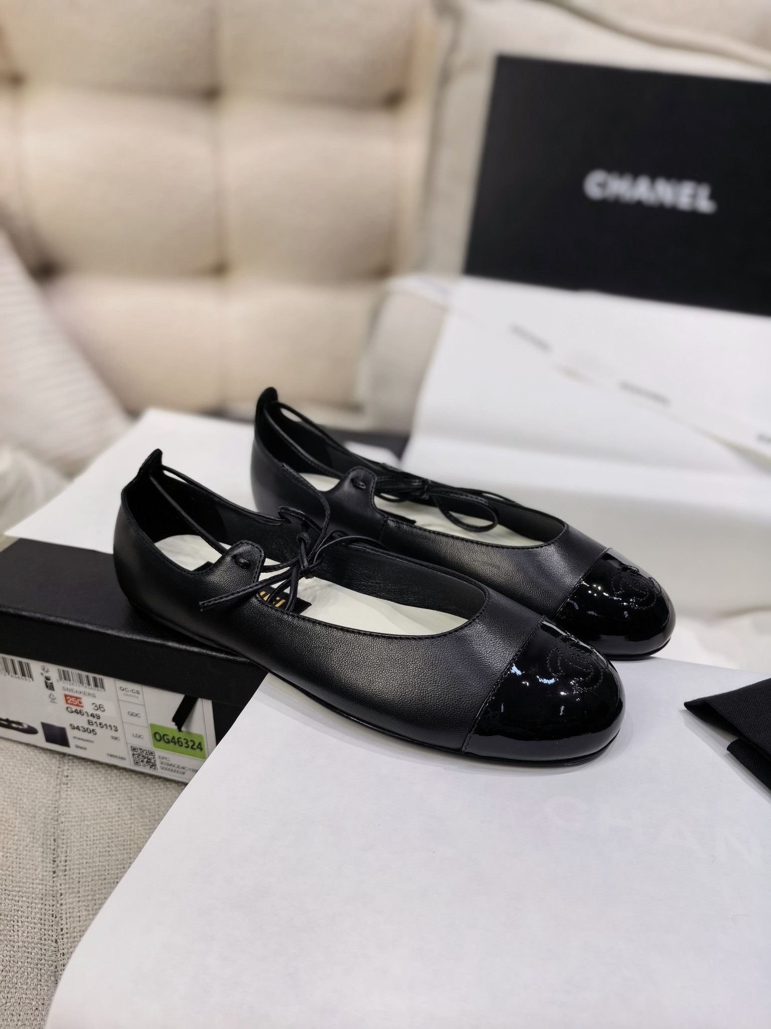 NO:264087,New Chane* Coco Xiaoxiang 2025 new sheepskin strap flat ballet shoes Mary Zhen women's shoes Original single-quality high-version classic reshaping, fantasy upgraded grosgrain lightly over the toe, and the double C logo is vividly above grosgrain. The inside and outside of the shoes are high-end sheepskin, which is gentle and fit. The sheepskin strap climbs on the instep with a light posture, turning the classic Mary Zhen shoes into wearable art. The leather outsole is ideal whether it is to create daily or special shapes. It is not only an eternal annotation of the wardrobe, but also an elegant messenger in the long river of time - a timeless legend of writing small fragrance with steps. Upper material Napa sheepskin inner water dye goatskin inner footbed, inner marking font is consistently authentic. Heel high flat bottom/about 4.2cm medium heel outsole imported Italian leather outsole  Number of 35-39 (40 can be customized without return or exchange) Multi-color color with small incense top high-end ribbon, full packaging., single shoes, chanel, mary jane, sheepskin, Leather soles19860909上新Chane* Coco小香2025新款羊皮绑带平底芭蕾舞鞋 玛丽珍女鞋 原单品质高版本经典重塑,梦幻升级罗缎轻覆鞋头,双C徽标跃然罗缎之上.鞋内外均选用上乘羊皮,温驯贴合.羊皮细带以轻盈姿态攀附脚背,将经典玛丽珍鞋化为可佩戴艺术.真皮大底无论是打造日常造型或特别造型,它都是理想之选,它既是衣橱的永恒注解,亦是时光长河中的优雅信使——以步履书写小香式的隽永传奇.  鞋面材质纳帕羊皮 内里水染山羊皮内里垫脚、内里标码字体一致正品 跟高平底/约4.2cm中跟 大底进口意大利真皮大底  码数35-39码（40可定制不退不换）  颜色多色  配小香顶级高端丝带、全套包装.,单鞋,chanel,mary jane,sheepskin,Leather soles,Women's Shoes