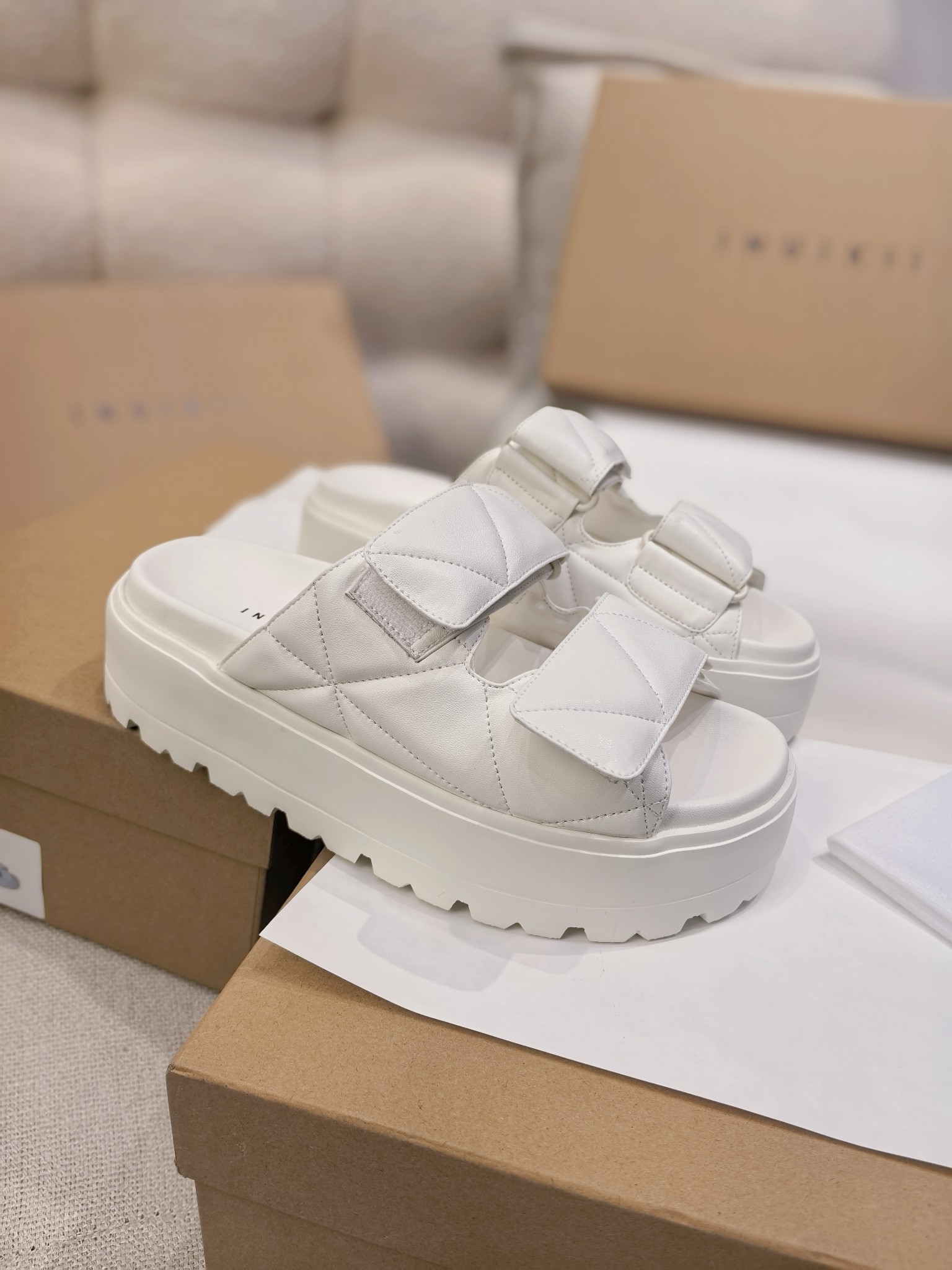 NO:254023,New INUIKII Women's Velcro One-Strip Thick-Soled Slippers. The original version is the highest, ZP comparison and you are welcome to compare it with any comparison. Dating and outfitting, ultra-light Thick-Soled Bread Slippers. The unique texture of the fabric shows a fashionable attitude. The Velcro One-Strip Upper design is very modified with the foot shape. The round toe makes you feel more relaxed and comfortable in the process of wearing. The embedded wide outsole increases height and makes you look slim, providing a comfortable, stable and durable experience!  About 6 cm thick sole is full of styling, which is an interpretation of modern aesthetics. The sole is ultra-light rubber outsole size 35-39 size (40 sizes can be customized without return and exchange) color multi-color Sole height is about 6 cm, with INUIKII box full set of high-end packaging, slippers, slippers19860909上新INUIKII女士魔术贴一字带厚底鞋拖鞋  原单最高版本,ZP对比做货欢迎任意对比  约会穿搭小心机,超轻厚底面包拖鞋.面料独特的纹理展现时尚态度.魔术贴一字鞋面设计非常修饰脚型.圆形鞋头让您在穿着过程更加轻松自如,嵌入式宽大外底增高显瘦,提供舒适、稳定和耐用的体验！约6厘米厚底造型感十足,是对现代审美的诠释  鞋底超轻橡胶外底  size35-39码（40码可定制不退换）  color多色  底高约6厘米  配INUIKII盒子全套高端包装,拖鞋,slippers,Women's Shoes