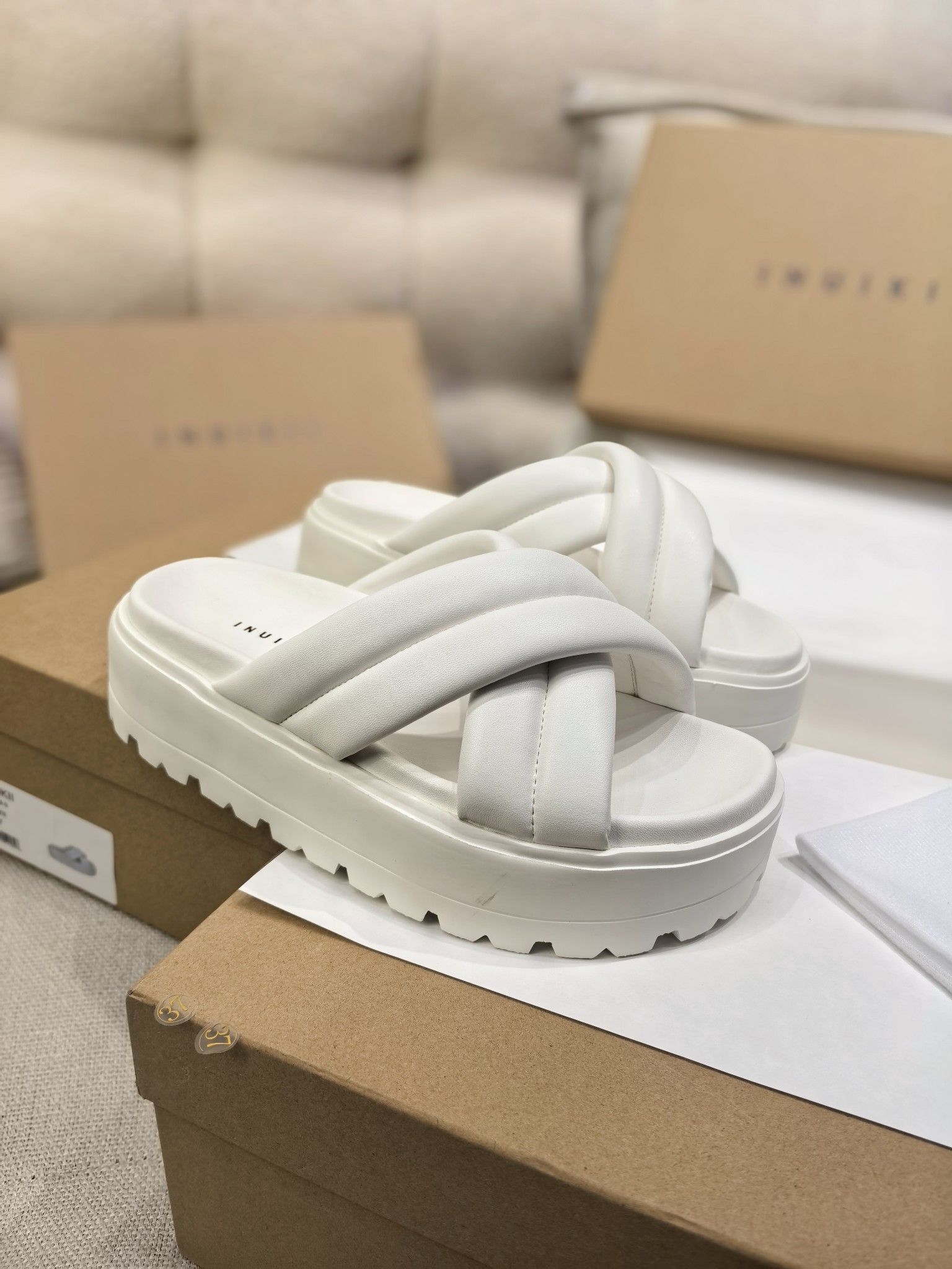 NO:254033,New INUIKII women's cross-belt thick-soled slippers. The highest version of the original list, ZP comparison and product are welcome to compare. Dating and outfitting are tricky, ultra-light thick-soled bread slippers. The unique texture of the fabric shows a fashionable attitude. The cross-belt upper design is very modified. The round toe makes you feel more relaxed and comfortable in the wearing process. The embedded wide outsole increases height and makes you look slim, providing a comfortable, stable and durable experience!  About 6 cm thick sole is full of styling, which is an interpretation of modern aesthetics. The sole is ultra-light rubber outsole size 35-39 size (40 sizes can be customized without return and exchange) color multi-color Sole height is about 6 cm, with INUIKII box full set of high-end packaging, slippers, slippers19860909上新INUIKII女士交叉带厚底鞋拖鞋  原单最高版本,ZP对比做货欢迎任意对比  约会穿搭小心机,超轻厚底面包拖鞋.面料独特的纹理展现时尚态度.交叉带鞋面设计非常修饰脚型.圆形鞋头让您在穿着过程更加轻松自如,嵌入式宽大外底增高显瘦,提供舒适、稳定和耐用的体验！约6厘米厚底造型感十足,是对现代审美的诠释  鞋底超轻橡胶外底  size35-39码（40码可定制不退换）  color多色  底高约6厘米  配INUIKII盒子全套高端包装,拖鞋,slippers,Women's Shoes