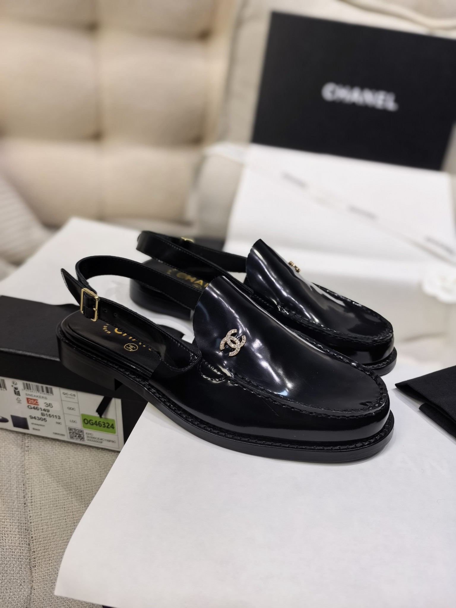 NO:254050,New Chane* Coco Xiaoxiang Open-edge Beaded Cowhide Loafer Sandals Original single-quality high-quality Italian Open-edge Beaded Cowhide, which quenches pearl-like soft and shiny with polishing technology. Double C diamond buckles are suspended on the upper, reflecting the 100-year-old starlight of Chane. The shoe is made of high-end sheepskin, which is gentle and fit. The structure of one foot allows elegance to achieve a perfect balance between elegance and freedom. The leather sole is ideal for creating daily or special shapes. The steps are elegant, and every step is Chane*'s free attitude. The upper material is made of open-edge beaded cowhide. The inner water-dyed goatskin inner footbed, the inner marking font is the same authentic. The heel height is about 3 cm. The imported Italian leather sole is sized 35-39 (40 can be customized without refund or exchange) Multi-color color  With small incense top high-end ribbon, full package., sandals, chanel, chanel, loafers, sandals, cowhide, sheepskin, Leather soles19860909上新Chane* Coco小香开边珠牛皮乐福鞋凉鞋 原单品质高版本精选意大利开边珠牛皮,以抛光工艺淬炼出珍珠般柔润光泽.双C钻扣悬于鞋面上,折射出香奈*百年星光.鞋内选用上乘羊皮,温驯贴合.一脚蹬结构让优雅与自由达成完美平衡.真皮大底无论是打造日常造型或特别造型,它都是理想之选.步履间尽显优雅,每一步都是香奈*的自由态度.  鞋面材质开边珠牛皮  内里水染山羊皮内里垫脚、内里标码字体一致正品  跟高约3厘米  大底进口意大利真皮大底  码数35-39码（40可定制不退不换）  颜色多色  配小香顶级高端丝带、全套包装.,凉鞋,chanel,chanel,loafers,sandals,cowhide,sheepskin,Leather soles,Women's Shoes