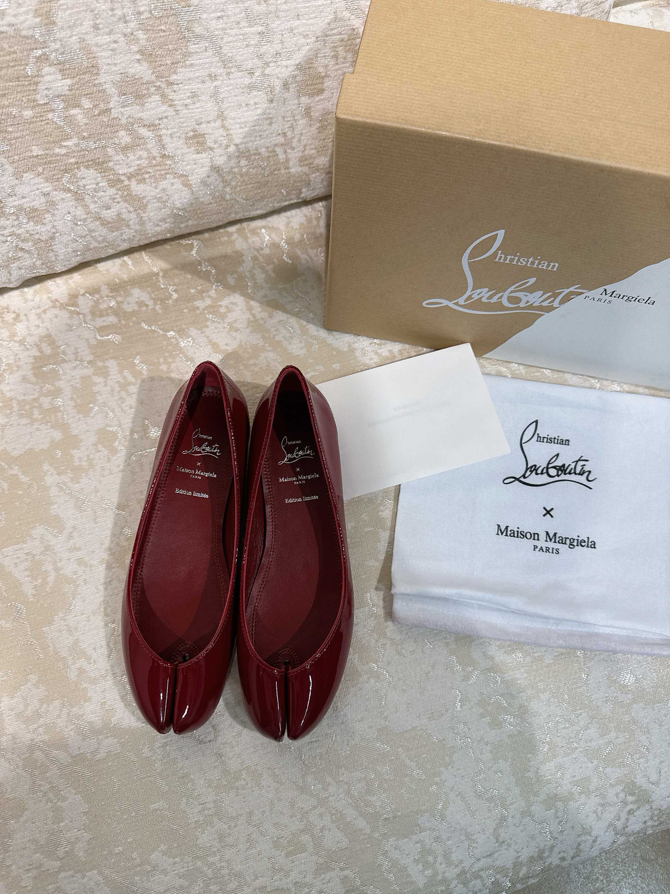 NO:264079,CL×MM6 co-branded Tabi Swarovski crystal diamond hot diamond flat-soled toe shoes, ballet shoes, single shoes, purchased ZP, imported red leather outsole on the market, very easy to wear, and very lightweight. The cost is very high, the zp is consistent, and the original mold opening is customized. The design of each color of the back top is inconsistent, very special, very heavy industry. Maison Margiela X Christian Loubouti* launched the first joint shoe series. The new cooperation is centered on two intertwined design concepts, showing the unique creative language of fashion designers and shoe masters. This ballet single shoe has a new interpretation of MM6's iconic  Tabi split-toe shoes. They are made of exquisite craftsmanship through two independent materials, rather than traditional split-toe cutting technology, giving the shoe an elegant heart-shaped outline. They are slender and narrow in appearance, and their sculptural lines highlight the full and charming look. The flash diamond series has brilliant steps, gorgeous and outstanding, and the classic red sole interprets agile aesthetics. √Upper: top layer calf patent leather multi-color √Sole material: imported genuine leather red sole √Size35-39 sizes (40 can be customized without return and exchange) Co-branded high-end full-set packaging, split-toe shoes, christian louboutin, masion margiela, Leather soles19860909上新CL×MM6 联名Tabi 施华洛水晶钻烫钻平底分趾鞋 芭蕾鞋 单鞋 购入ZP做货,市面顶级原单版本进口红色真皮大底,非常好穿,还特别的轻盈.成本非常高,zp一致做法,原版开模定制.后帮每个颜色的设计都不一致,非常特别,非常重工 MaisonMargiela X Christian Loubouti*推出首个联名鞋履系列,全新合作以两种互相交融的设计理念为核 心,展现了时装设计师与鞋履大师别具一格的创意语言 这款芭蕾单鞋通过CL 独特的柔美曲线美学,全新演绎了MM6 标志性的 Tabi分趾鞋.以精湛工艺通过两块独立材质拼接而成,而非传统的分趾切割工艺,赋予鞋款优雅的心形轮廓.纤长修窄外观,其雕塑感线条凸显丰盈而魅惑观感.闪钻系列步履璀璨,华美出众,经典红底诠释灵动美学.  √鞋面: 头层小牛漆皮  颜色多色  √底材:进口真皮红色大底  √Size35-39码(40可定做不退换) 配套联名高级全套包装,分趾鞋,christian louboutin,masion margiela,Leather soles,Women's Shoes