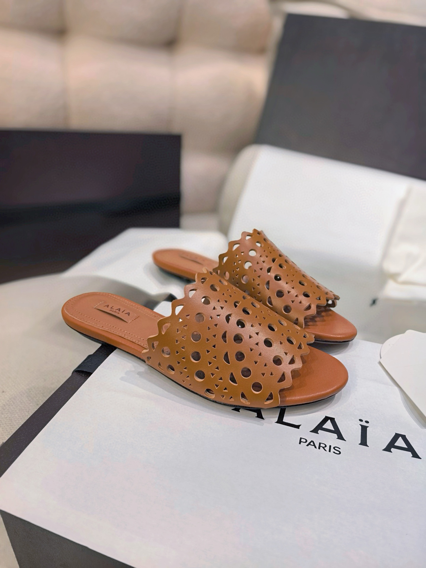 NO:264098,New lace hollow carved flat-sole elegant sheepskin sandals. Original single-quality channel goods. This flat-sole slipper is decorated with Vienne hollow carved patterns inspired by precious lace and pane grille (Moucharabieh) architecture. Classic tones are injected into the three-dimensional shoe body. The sheepskin upper is combined with sheepskin lining. The leather sole is elegant while being more comfortable and versatile. The upper material is imported Napa sheepskin. The inner water-dyed goatskin inner footbed and the inner marking font is consistent. The heel high flat heel. The sole is Italian full leather outsole. Size 35-39 (40 can be customized without return or exchange) color sandalwood color, vacation white, high-end black. High-end full packaging, slippers, alaia, slippers, sheepskin, Leather soles19860909上新ALAIA欧美高街新款蕾丝镂空雕花平底优雅绵羊皮凉拖鞋 原单品质渠道货 这款平底拖鞋饰以自珍贵蕾丝和遮窗格栅(Moucharabieh)建筑汲取灵感的Vienne 镂空雕花图案,经典色调注入立体鞋身,羊皮鞋面结合羊皮衬里,真皮大底兼具高雅的同时更加舒适百搭.  鞋面材质进口纳帕羊皮  内里水染山羊皮内里垫脚、内里标码字体一致正品  跟高平跟  鞋底意大利全真皮大底  码数35-39码（40可定制不退不换） color檀香木色,度假白色,高端黑色 配套高端全套包装,拖鞋,alaia,slippers,sheepskin,Leather soles,Women's Shoes