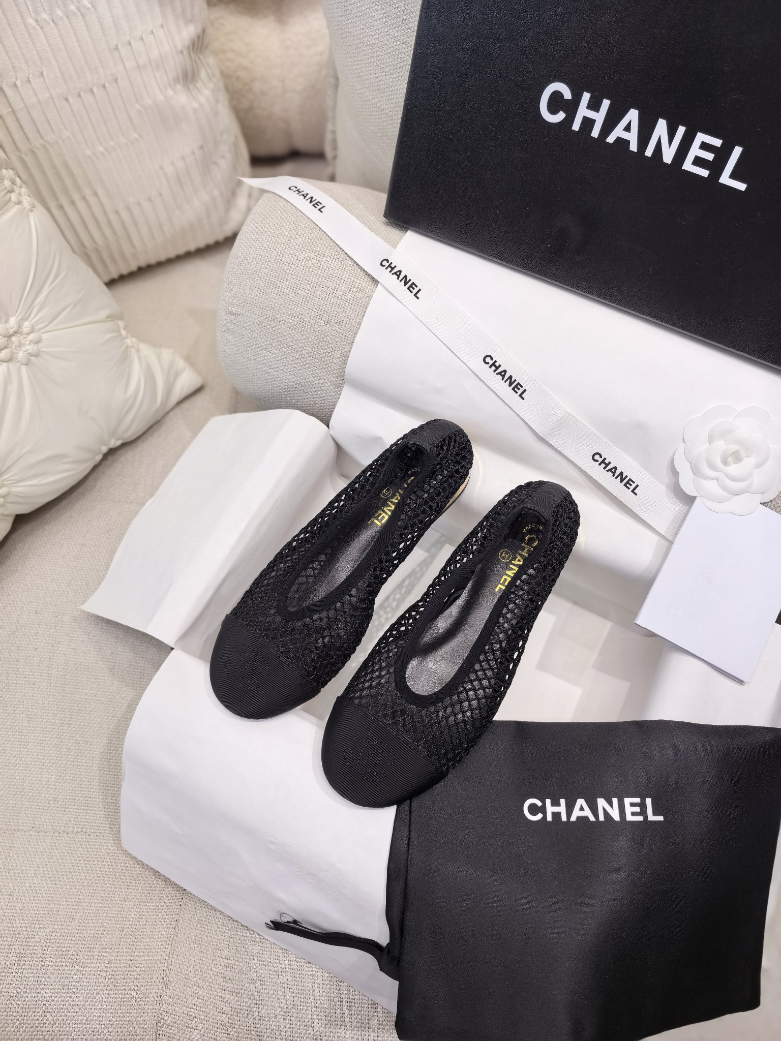 NO:264099,The new Chane* Coco Xiaoxiangyu mesh breathable hollow mesh flat ballet shoes Single shoes Original single quality high-end 2025 series composes a hymn of freedom and lightness. The mesh upper is light and breathable, and the double C embroidered logo is vividly displayed on the upper. The shoe is made of high-end sheepskin, gentle and fit. An elastic band is one foot to make the elegance and freedom perfectly balance. About 1.7cm metal heel is dazzling, and the leather outsole is ideal for creating daily shapes or special shapes. Innovative interpretation of the brand's style symbols, showing the unrestrained and confident charm. The upper material mesh knitted fabric, the inner water dye goatskin inner footbed, the inner marking font is the same authentic heel height is about 1.7cm, the imported Italian leather outsole, the size is 35-39 (40 can be customized without refund or exchange) Multi-color color  With small incense top high-end ribbon, full packaging., single shoes, chanel, sheepskin, Leather soles19860909上新Chane* Coco小香渔网格透气镂空网面平底芭蕾鞋 单鞋 原单品质高版本2025系列谱写一曲自由轻灵的赞歌,网格鞋面轻盈透气,双C刺绣徽标跃然鞋面上.鞋内选用上乘羊皮,温驯贴合.一脚蹬松紧带让优雅与自由达成完美平衡.约1.7cm金属后跟炫目耀眼,真皮大底无论是打造日常造型或特别造型,它都是理想之选.创新演绎品牌的风格符号,尽显无拘无束的自信魅力.  鞋面材质网格针织面料  内里水染山羊皮内里垫脚、内里标码字体一致正品  跟高约1.7厘米  大底进口意大利真皮大底  码数35-39码（40可定制不退不换）  颜色多色  配小香顶级高端丝带、全套包装.,单鞋,chanel,sheepskin,Leather soles,Women's Shoes