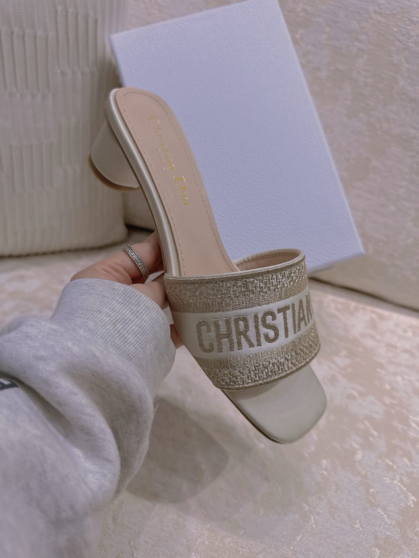 NO:264132,New [Light Champagne Gold] Dio* CD Silk Satin Square Toe Dway Metallic Gloss Jacquard Letter Embroidery Christian Cylindrical Heel Low Heel Sandals. The original version is the highest, ZP comparison and you are welcome to compare it with any comparison. This Dway mulberry silk cotton jacquard strap sandals incorporates modern style to reinterpret classic items. It is carefully crafted from various satin finishes, decorated with metallic gloss thread embroidery, and the upper is embroidered with Christian D Paris logo embroidered with square toe to highlight the fashionable style. The 3.5 cm cylindrical heel design makes it more exquisite and fashionable. Upper cotton embroidered upper inner lining sheepskin sole genuine leather outsole size 35-39 (size 40 can be customized without return) Multi-color Heel height 3.5 cm  Full set of high-end packaging with CD box, slippers, dior, slippers, sheepskin, real silk, silk fabric, Leather soles19860909上新【浅香槟金色】Dio* CD真丝绸缎方头Dway金属光泽提花字母刺绣Christian圆柱跟低跟凉拖鞋  原单最高版本,ZP对比做货欢迎任意对比  这款 Dway 桑蚕丝棉质提花带跟凉拖鞋融入现代风格重新诠释经典单品.采用各色缎面精心制作,饰以金属光泽线刺绣,鞋面饰以 Christian D Paris 标志刺绣,搭配方形鞋头彰显时髦风范.3.5 厘米圆柱形鞋跟设计,更显精致时尚. 鞋面棉质刺绣鞋面  内里鞋垫羊皮内里  鞋底真皮大底  size35-39码（40码可定制不退换）  颜色多色  跟高3.5厘米  配CD盒子全套高端包装,拖鞋,dior,slippers,sheepskin,real silk,silk fabric,Leather soles,Women's Shoes